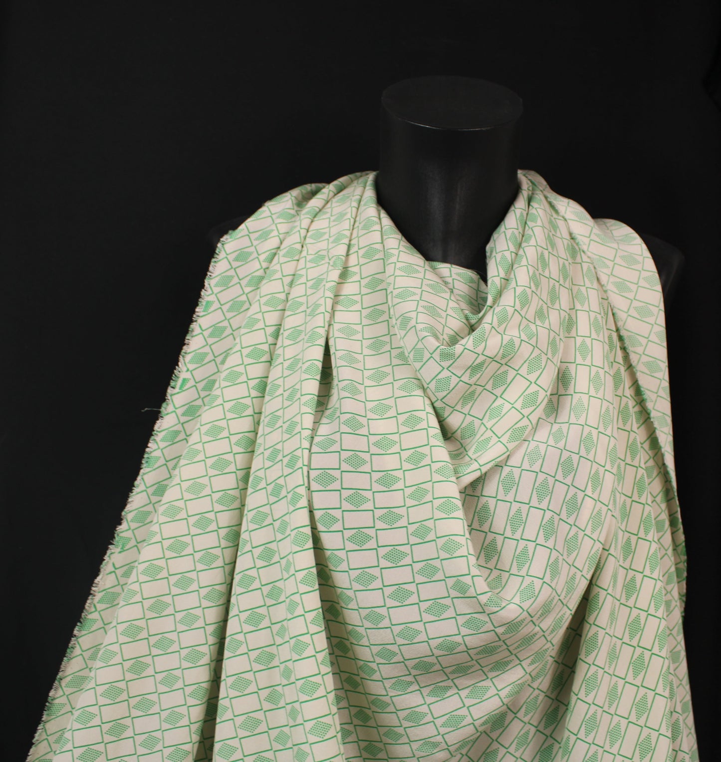 Tissu crêpe de chine 100% soie - imprimé geometrique - ton vert et nude - photo 4/4 | So Tissus