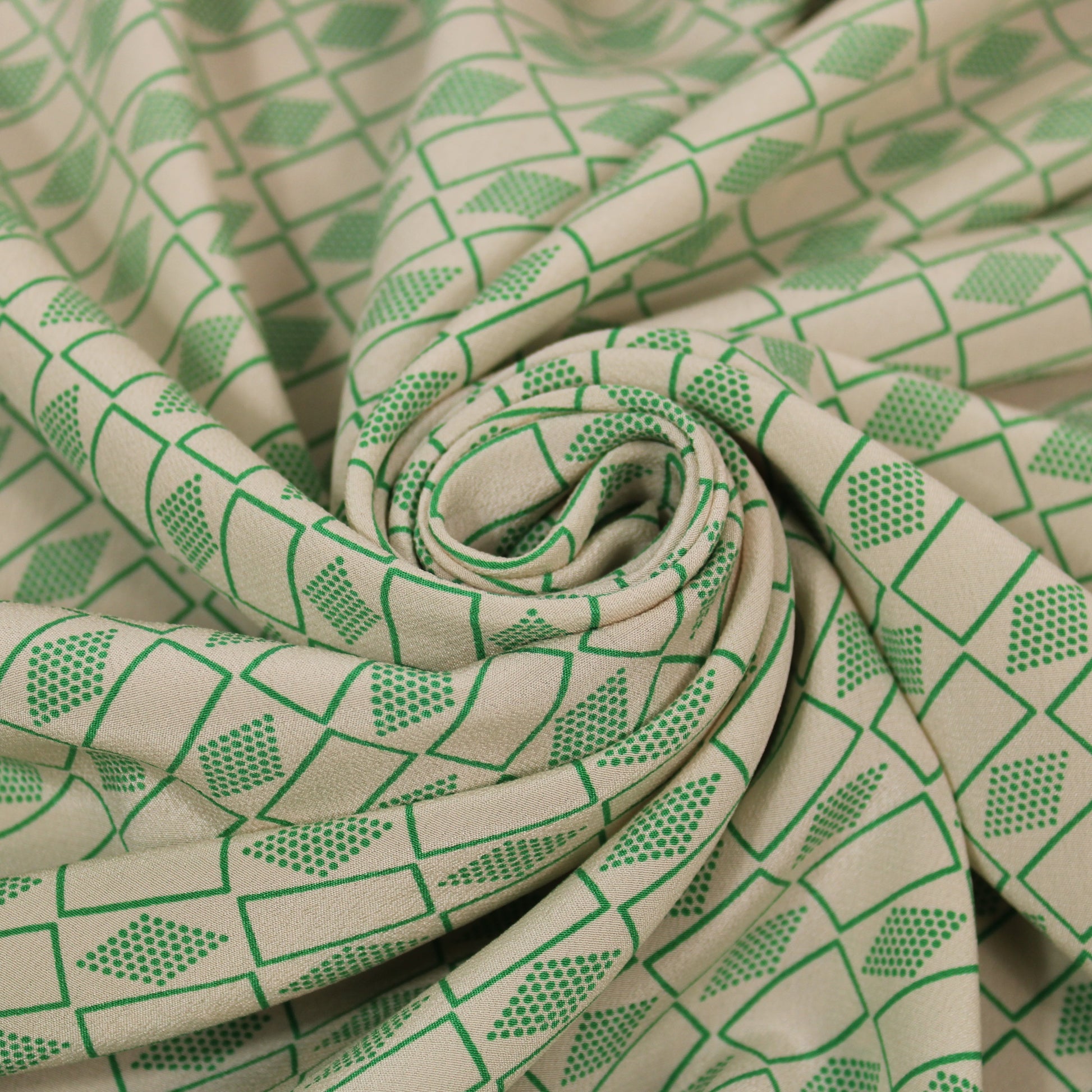 Tissu crêpe de chine 100% soie - imprimé geometrique - ton vert et nude - photo 1/4 | So Tissus