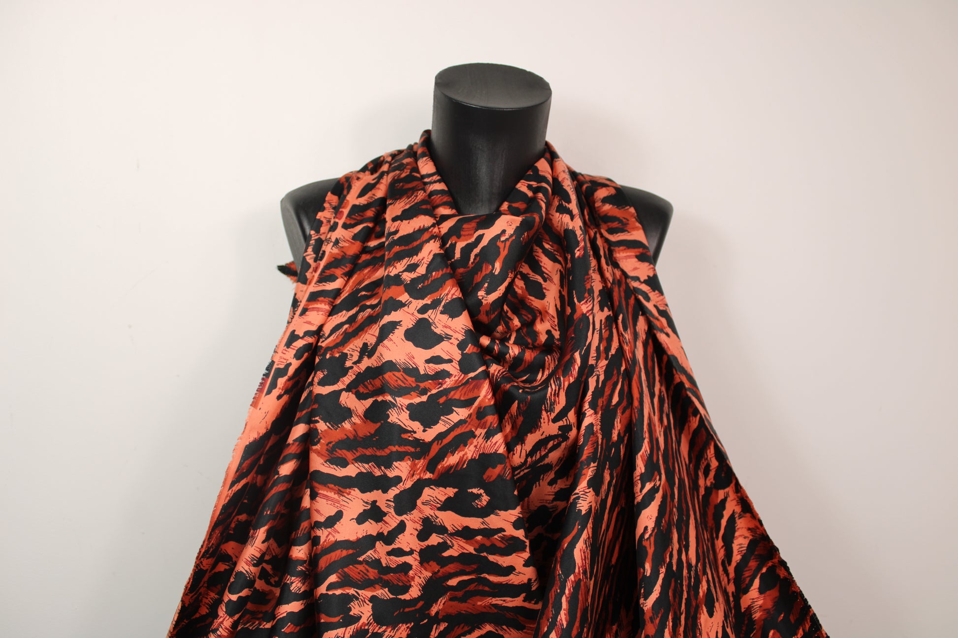 Tissu twill de soie - imprimé leopard - ton orangé - photo 4/4 | So Tissus
