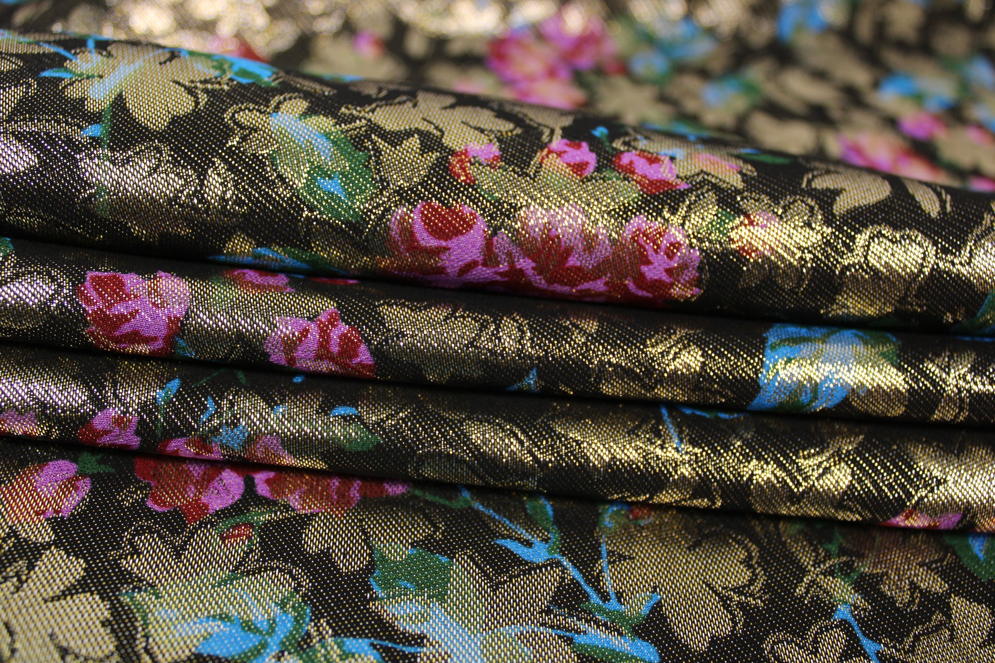 Tissu brocart - imprimé fleuri - doré et multicolore - photo 2/5 | So Tissus
