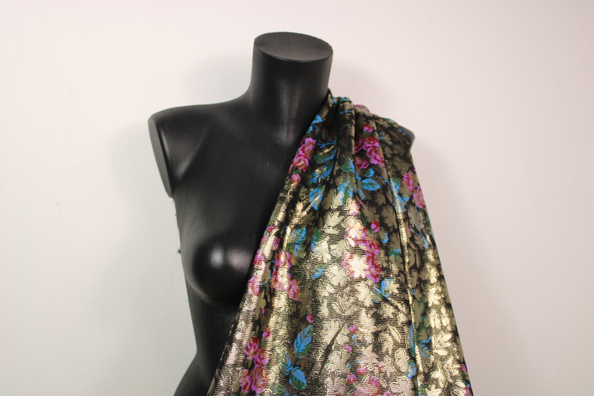 Tissu brocart - imprimé fleuri - doré et multicolore - photo 3/5 | So Tissus