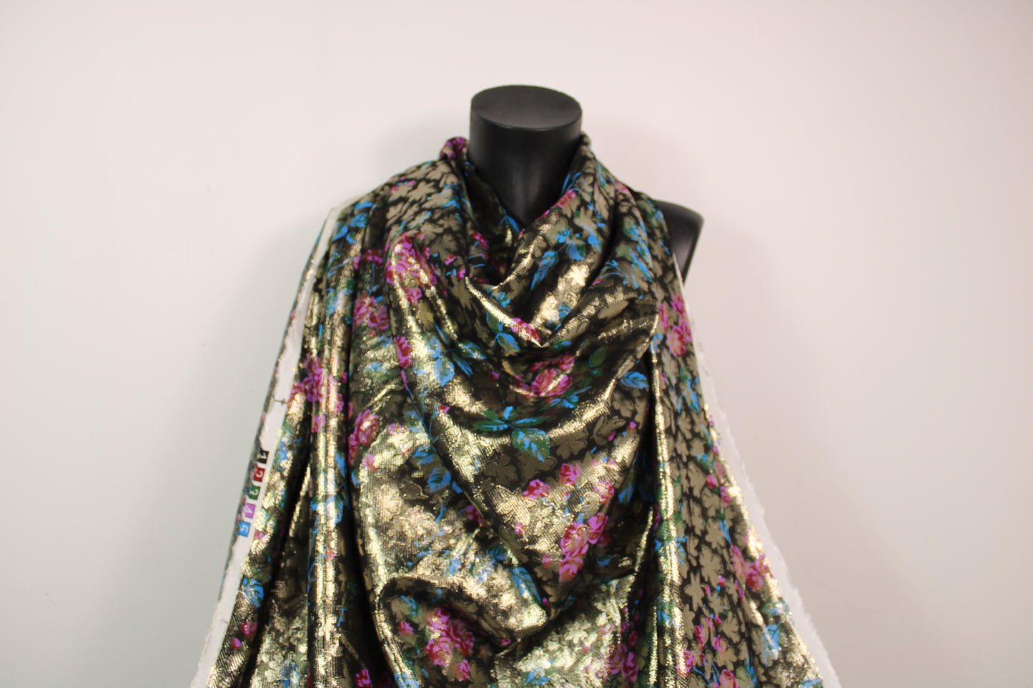 Tissu brocart - imprimé fleuri - doré et multicolore - photo 4/5 | So Tissus