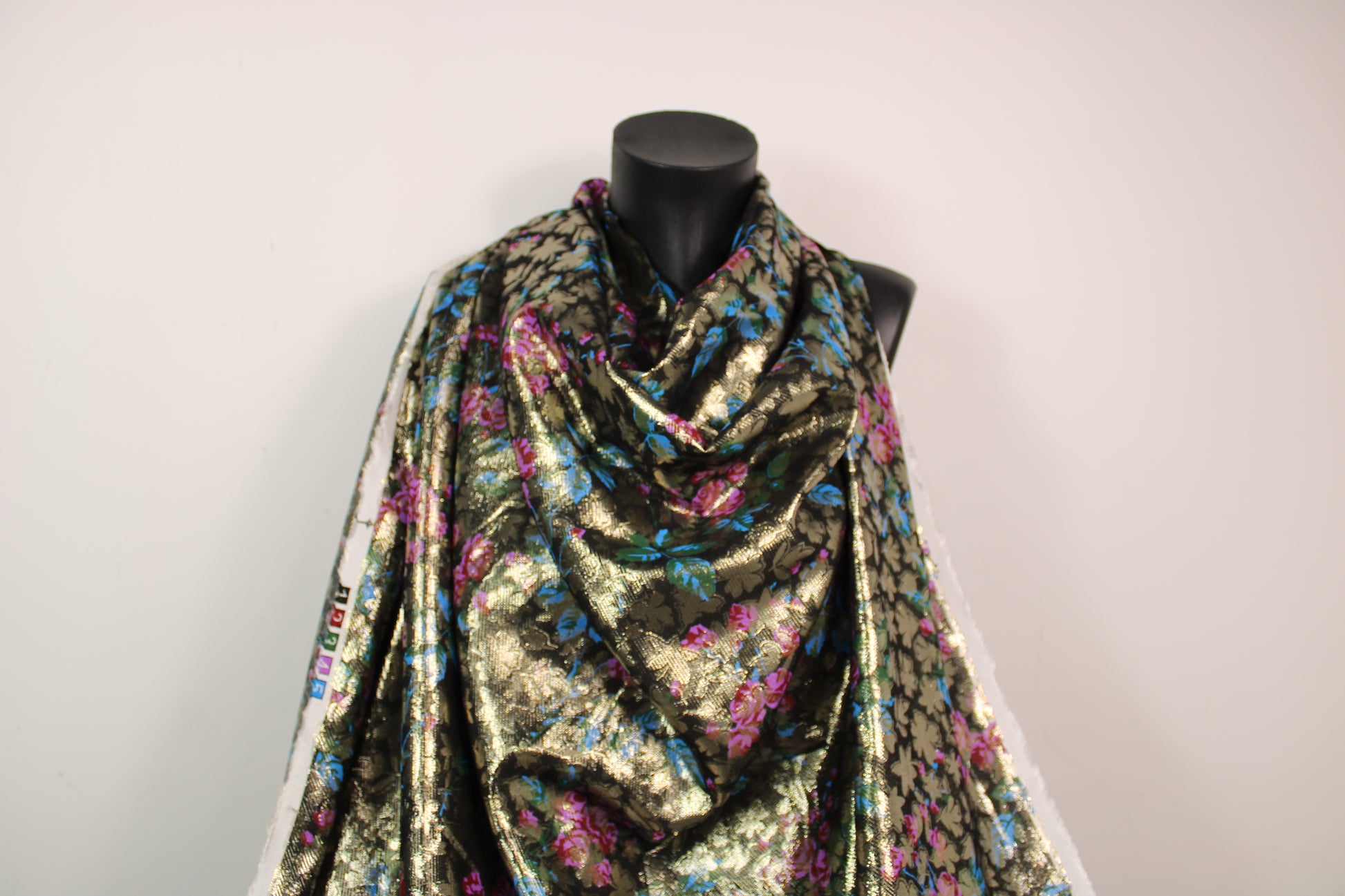 Tissu brocart - imprimé fleuri - doré et multicolore - photo 4/5 | So Tissus
