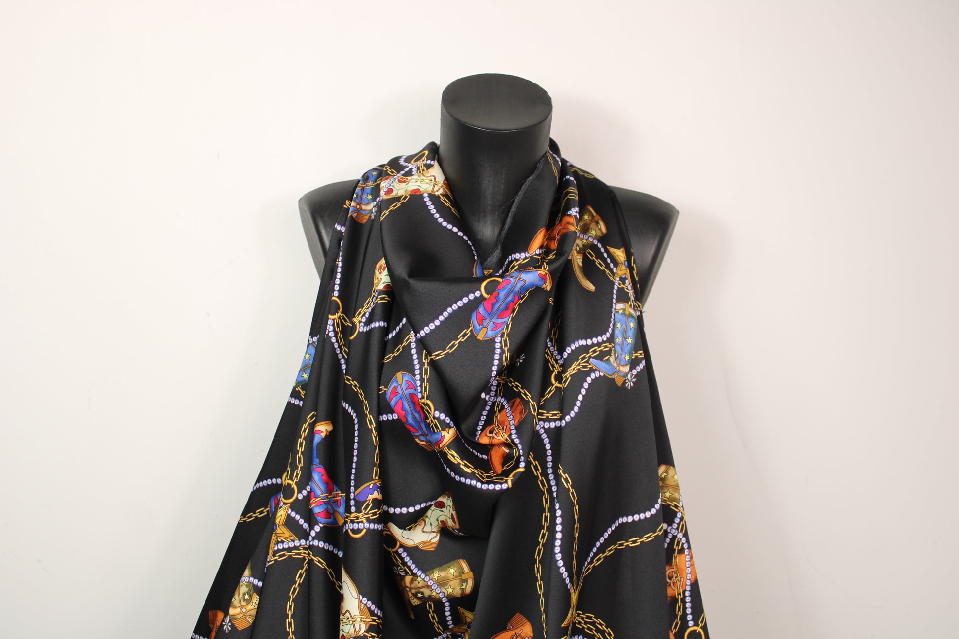 Tissu twill - imprimé santiags - noir et multicolore - photo 4/5 | So Tissus