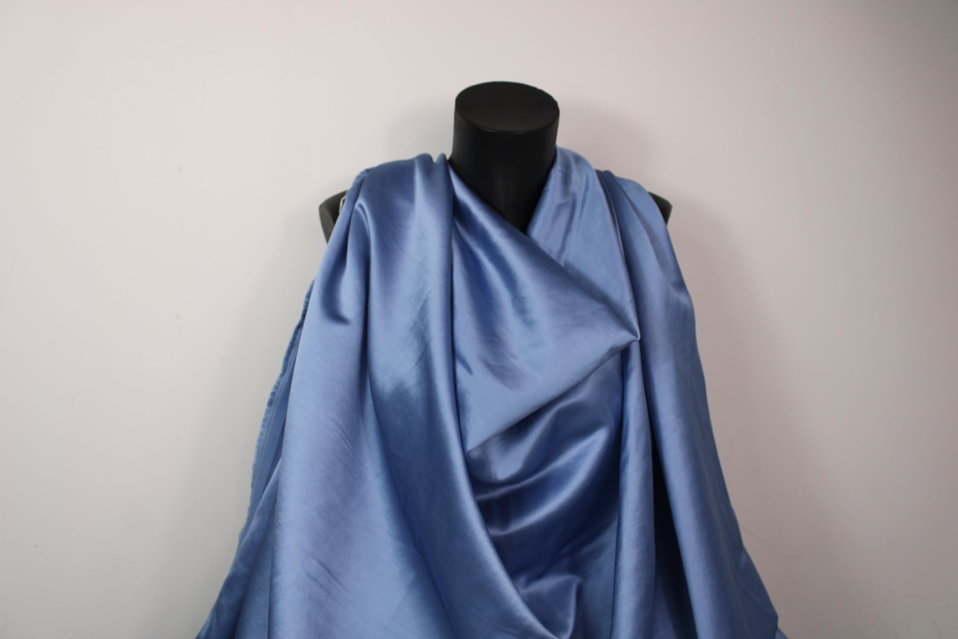 Tissu satin de viscose - bleu pastel - photo 4/4 | So Tissus