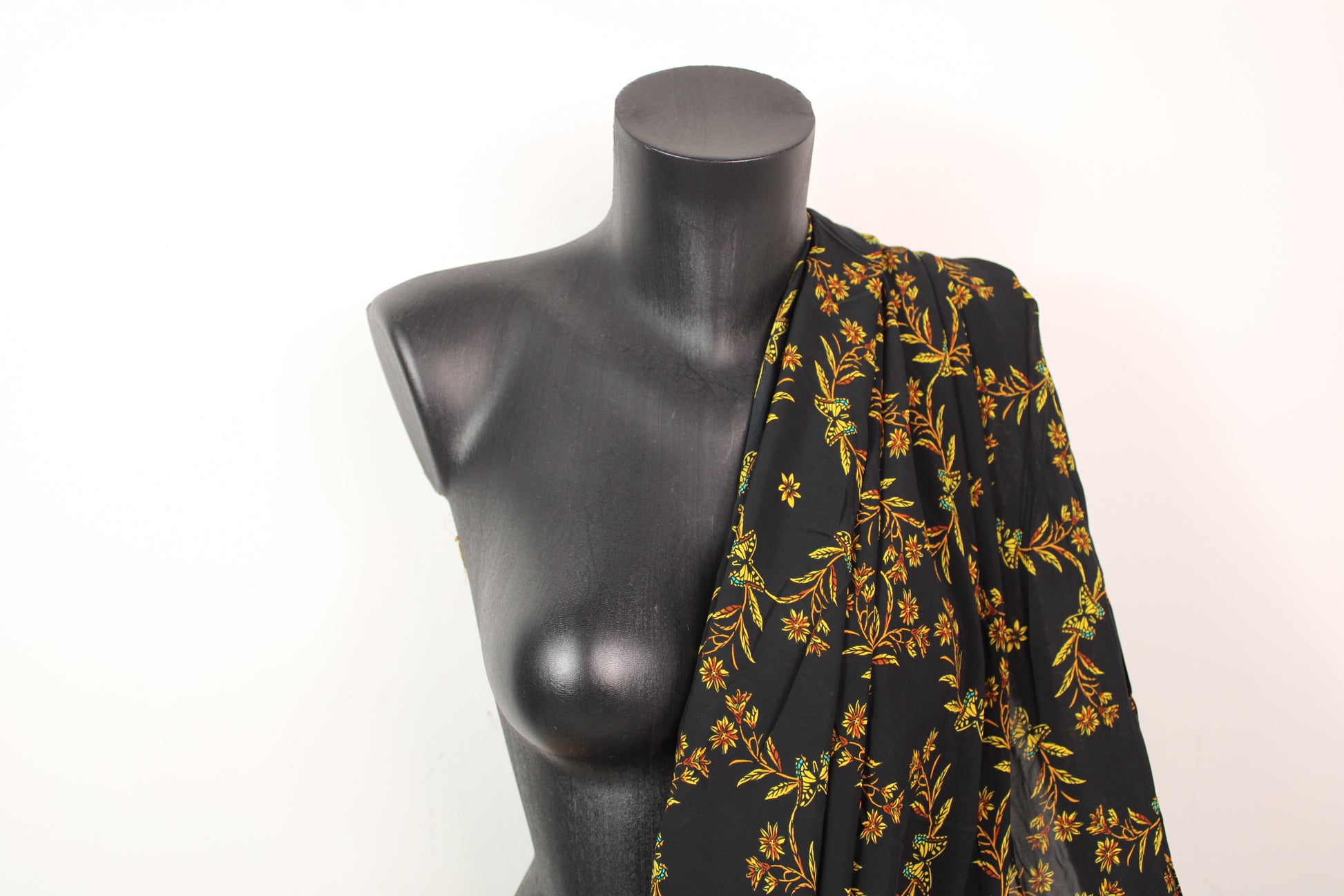 Tissu viscose - imprimé fleurs et papillons - ton noir - photo 2/4 | So Tissus