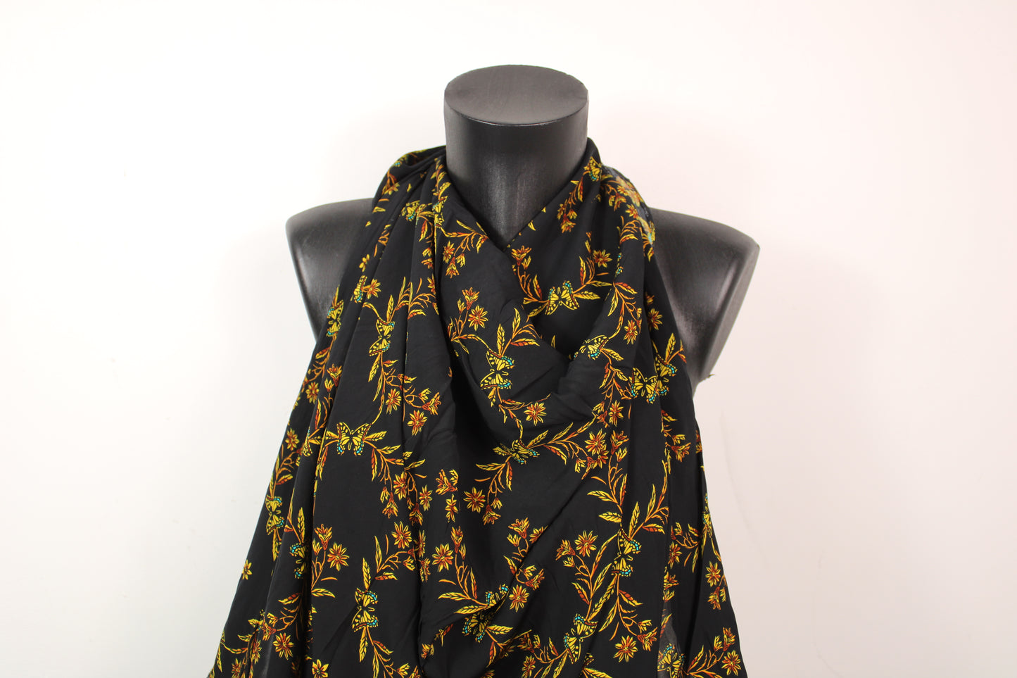 Tissu viscose - imprimé fleurs et papillons - ton noir - photo 3/4 | So Tissus
