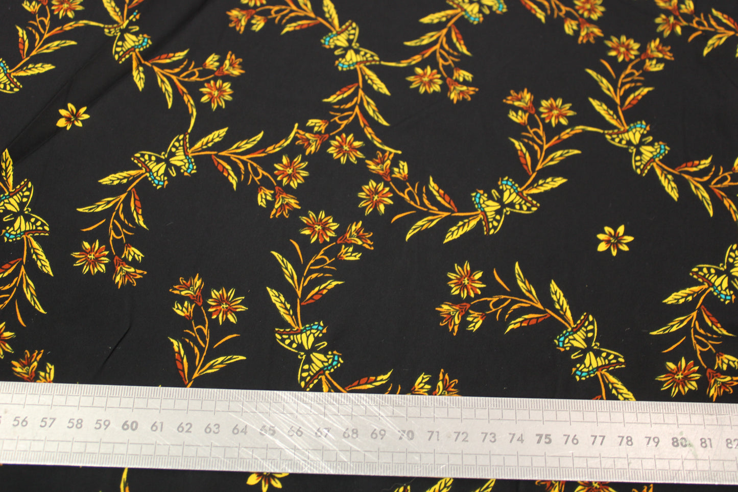Tissu viscose - imprimé fleurs et papillons - ton noir - photo 4/4 | So Tissus
