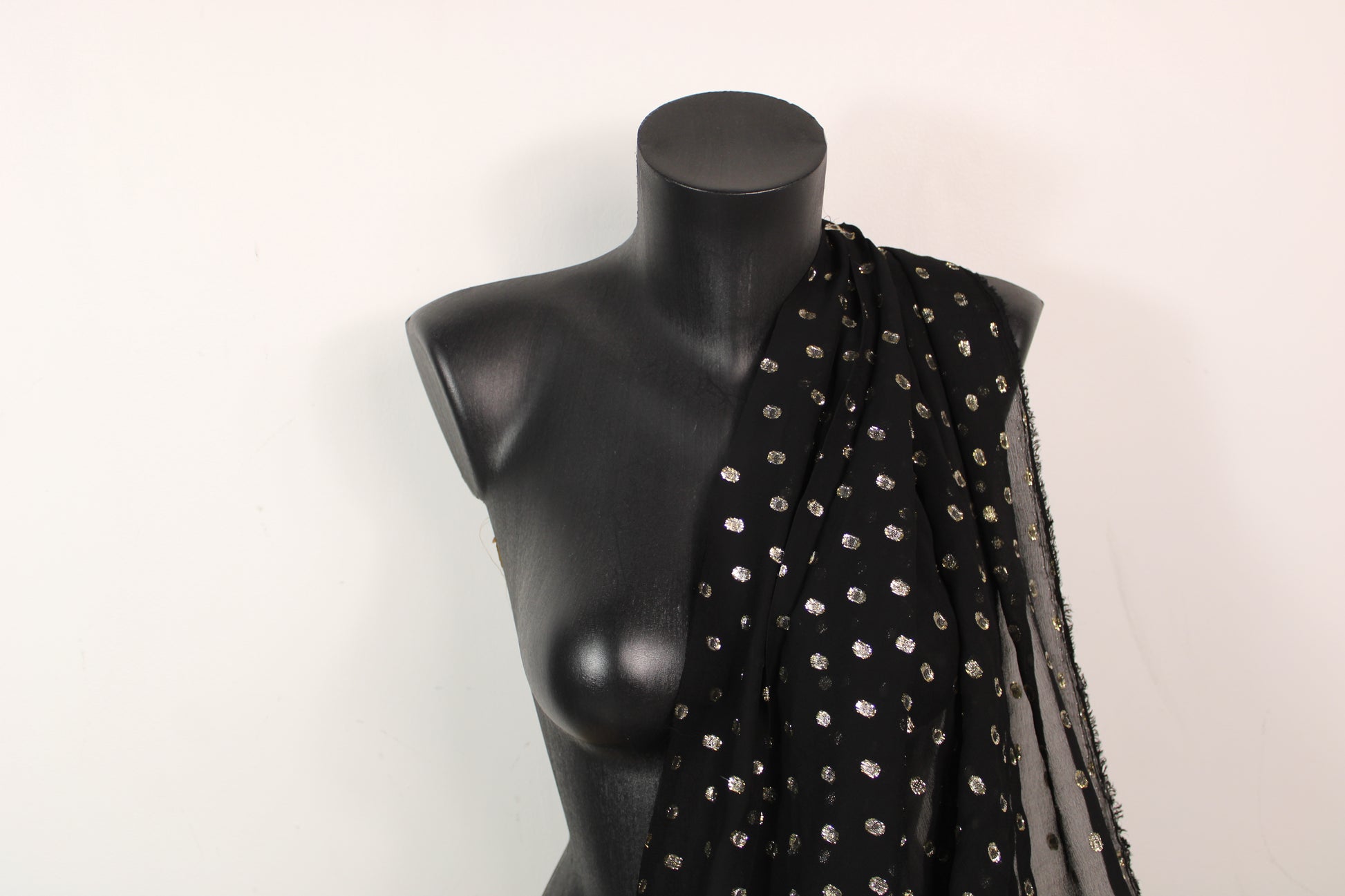 Tissu voile de viscose - noir à pois doré - photo 3/5 | So Tissus