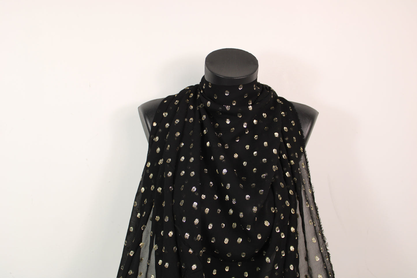 Tissu voile de viscose - noir à pois doré - photo 4/5 | So Tissus