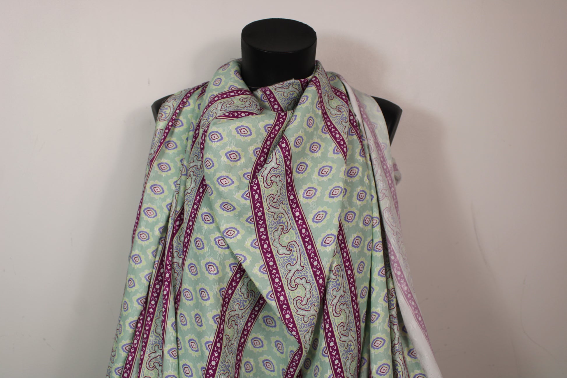 Tissu viscose - imprimé abstrait - rayure violette - ton vert d'eau - photo 4/5 | So Tissus