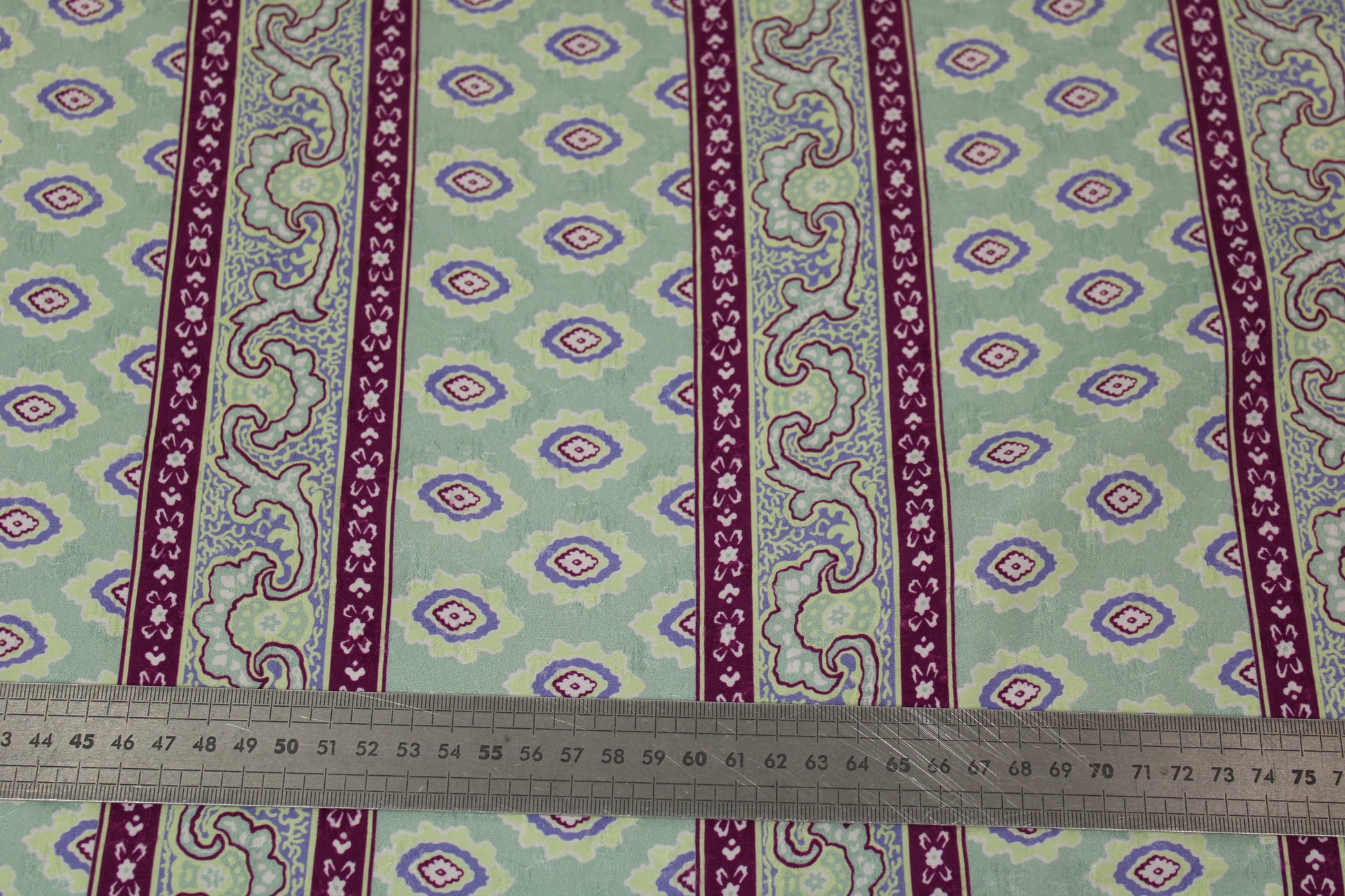 Tissu viscose - imprimé abstrait - rayure violette - ton vert d'eau - photo 5/5 | So Tissus
