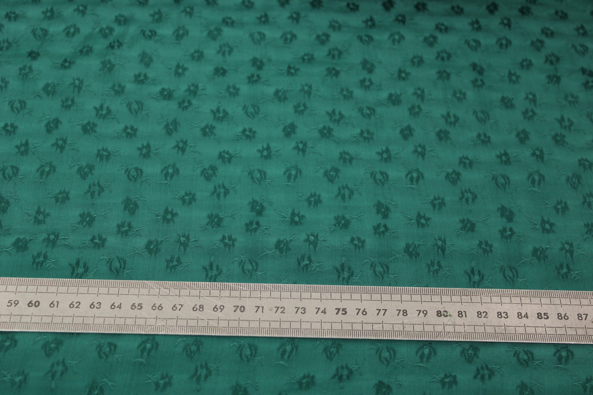 Tissu viscose - imprimé petite fleur ton sur ton - vert sapin - photo 5/5 | So Tissus