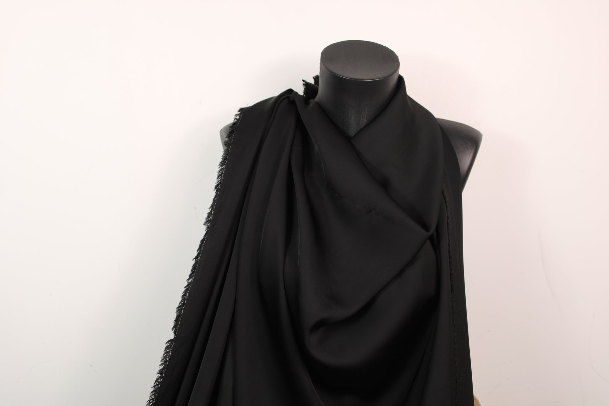 Tissu satin de viscose - noir - photo 4/4 | So Tissus