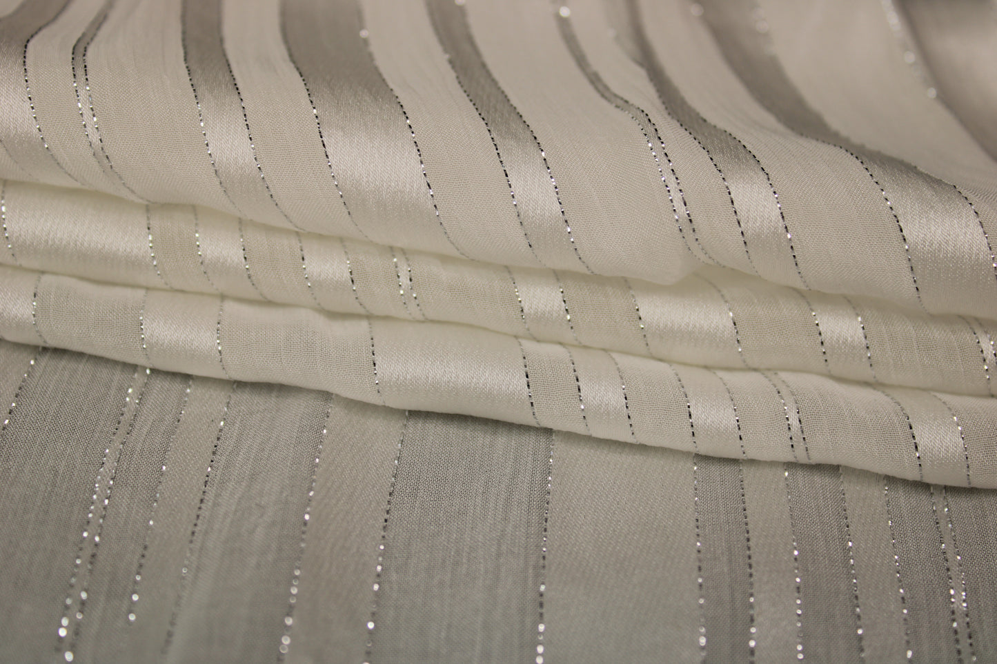 Tissu mousseline de soie - à rayures - blanc et argenté - photo 2/6 | So Tissus