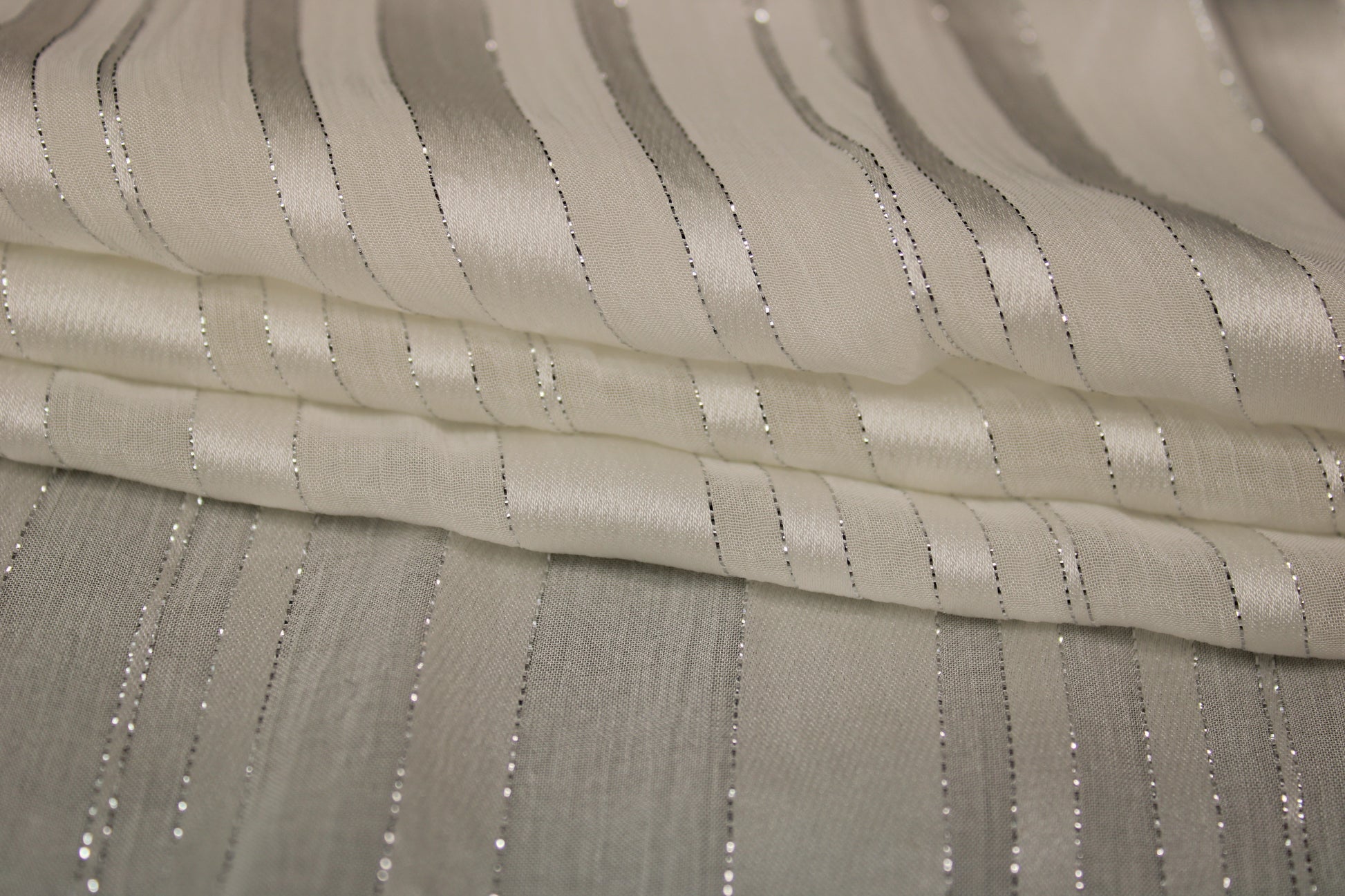 Tissu mousseline de soie - à rayures - blanc et argenté - photo 2/6 | So Tissus