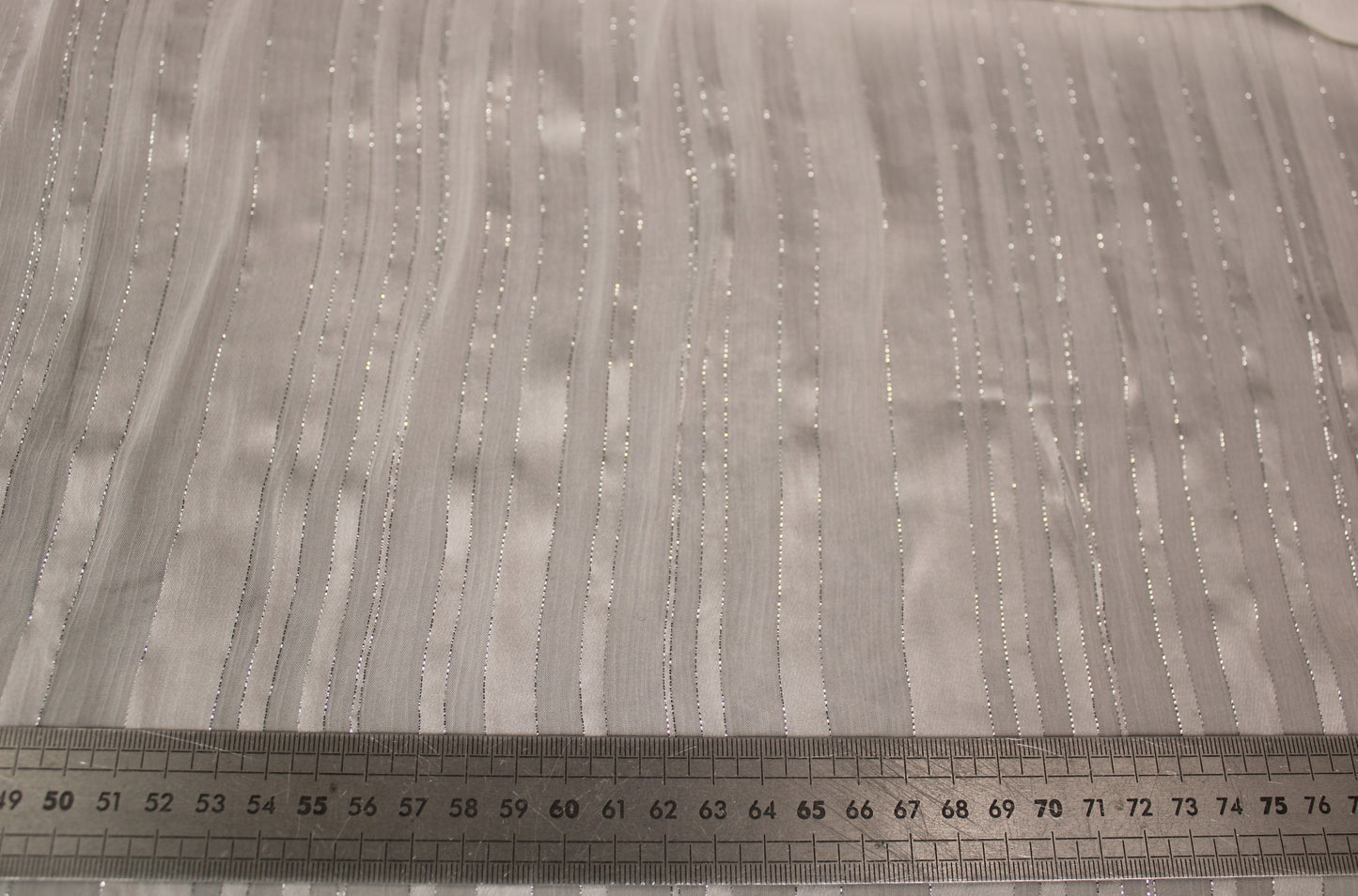 Tissu mousseline de soie - à rayures - blanc et argenté - photo 5/6 | So Tissus