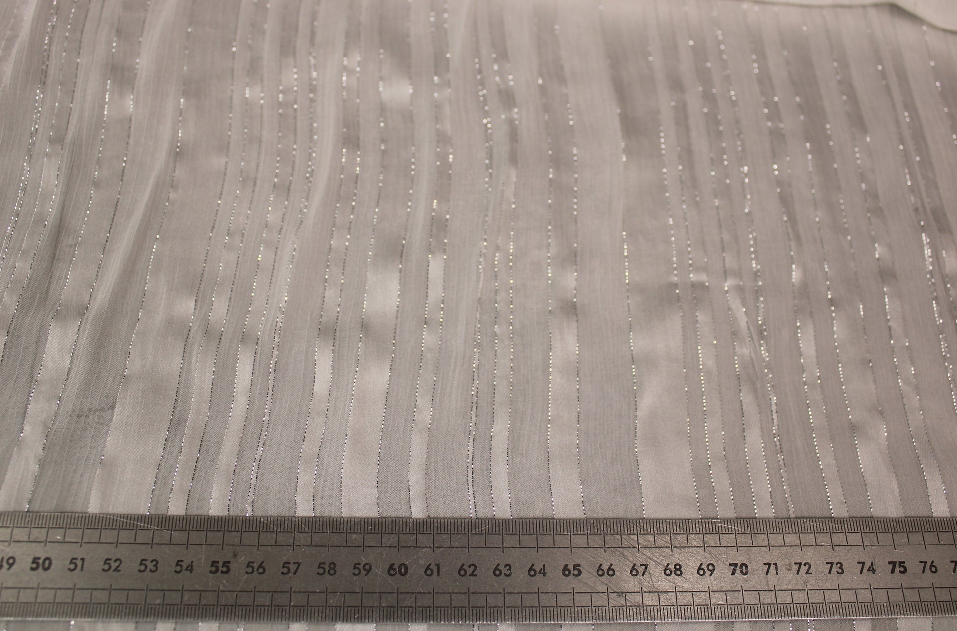 Tissu mousseline de soie - à rayures - blanc et argenté - photo 5/6 | So Tissus