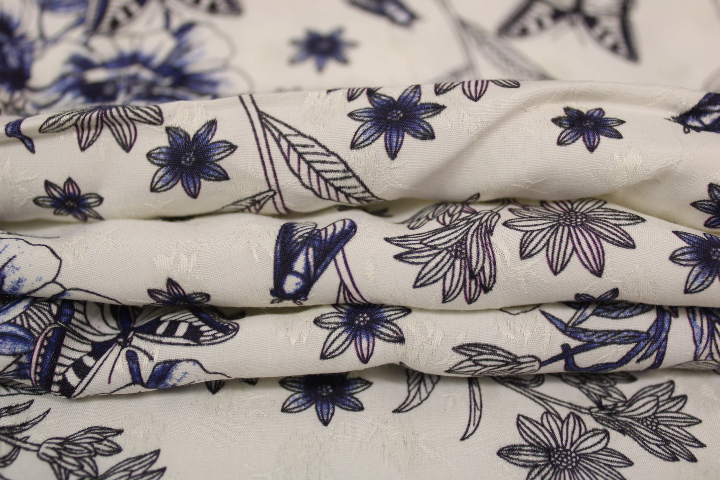 Tissu viscose - imprimé papillon - bleu et blanc - photo 2/4 | So Tissus