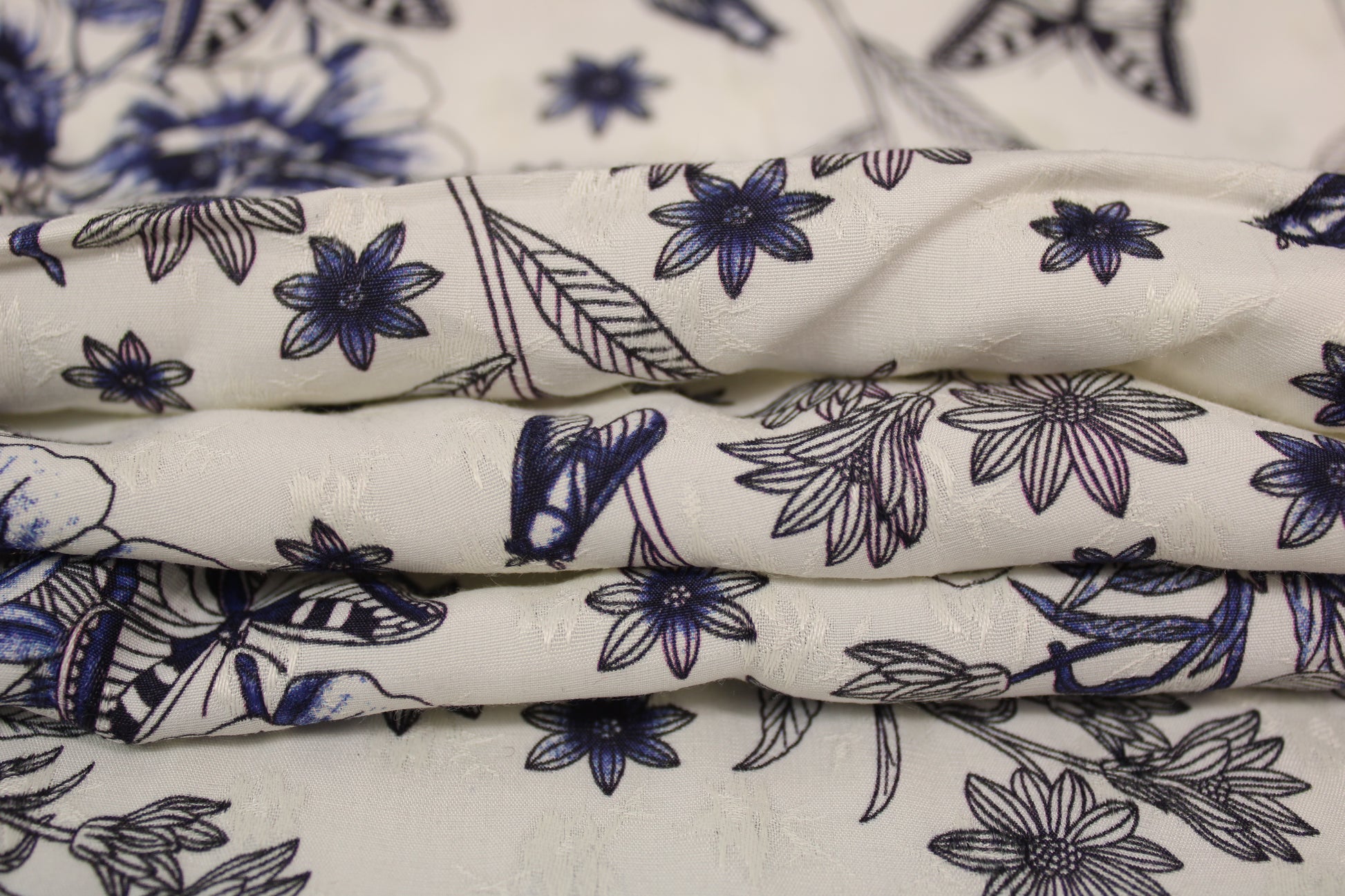 Tissu viscose - imprimé papillon - bleu et blanc - photo 2/4 | So Tissus