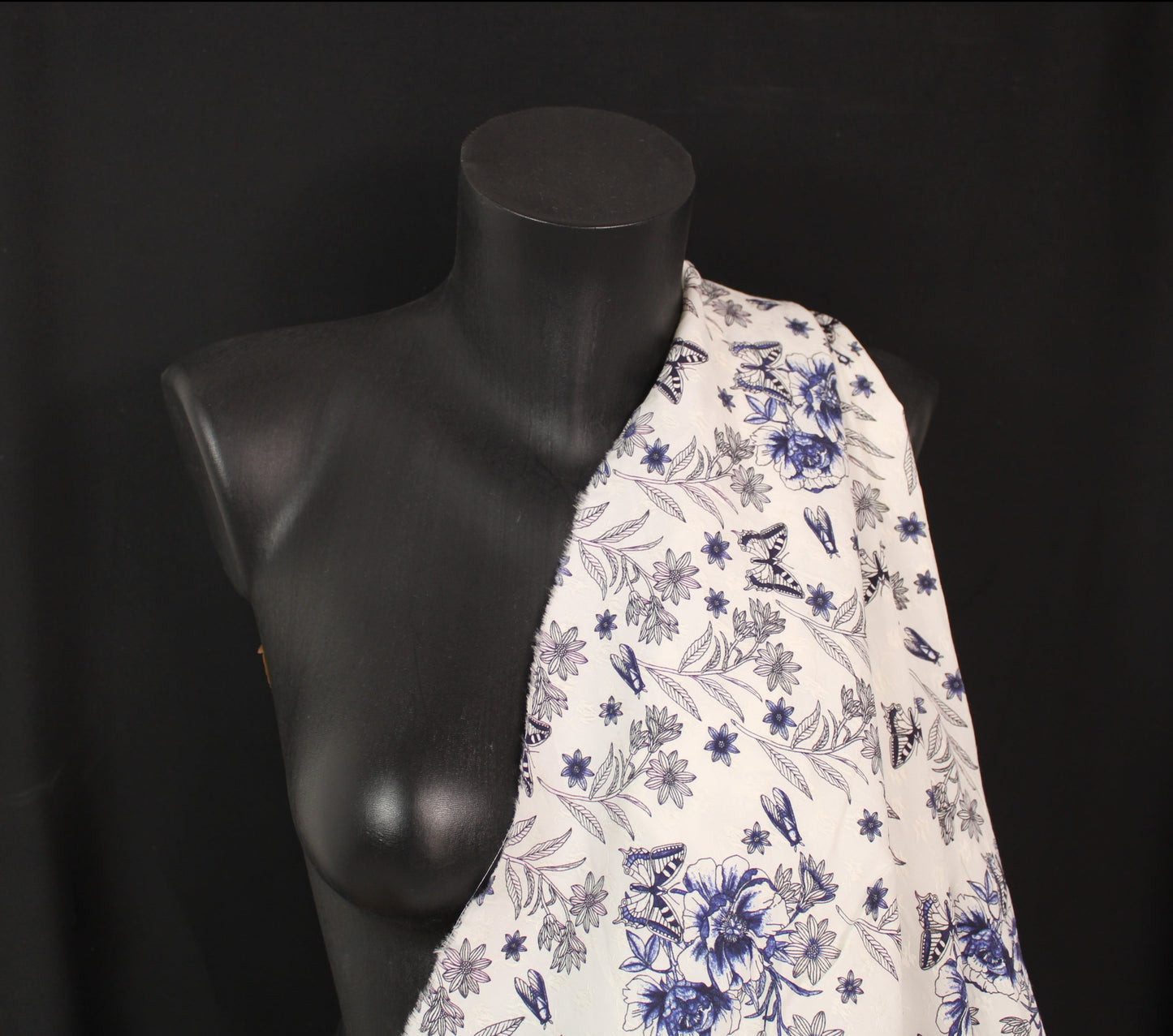 Tissu viscose - imprimé papillon - bleu et blanc - photo 3/4 | So Tissus