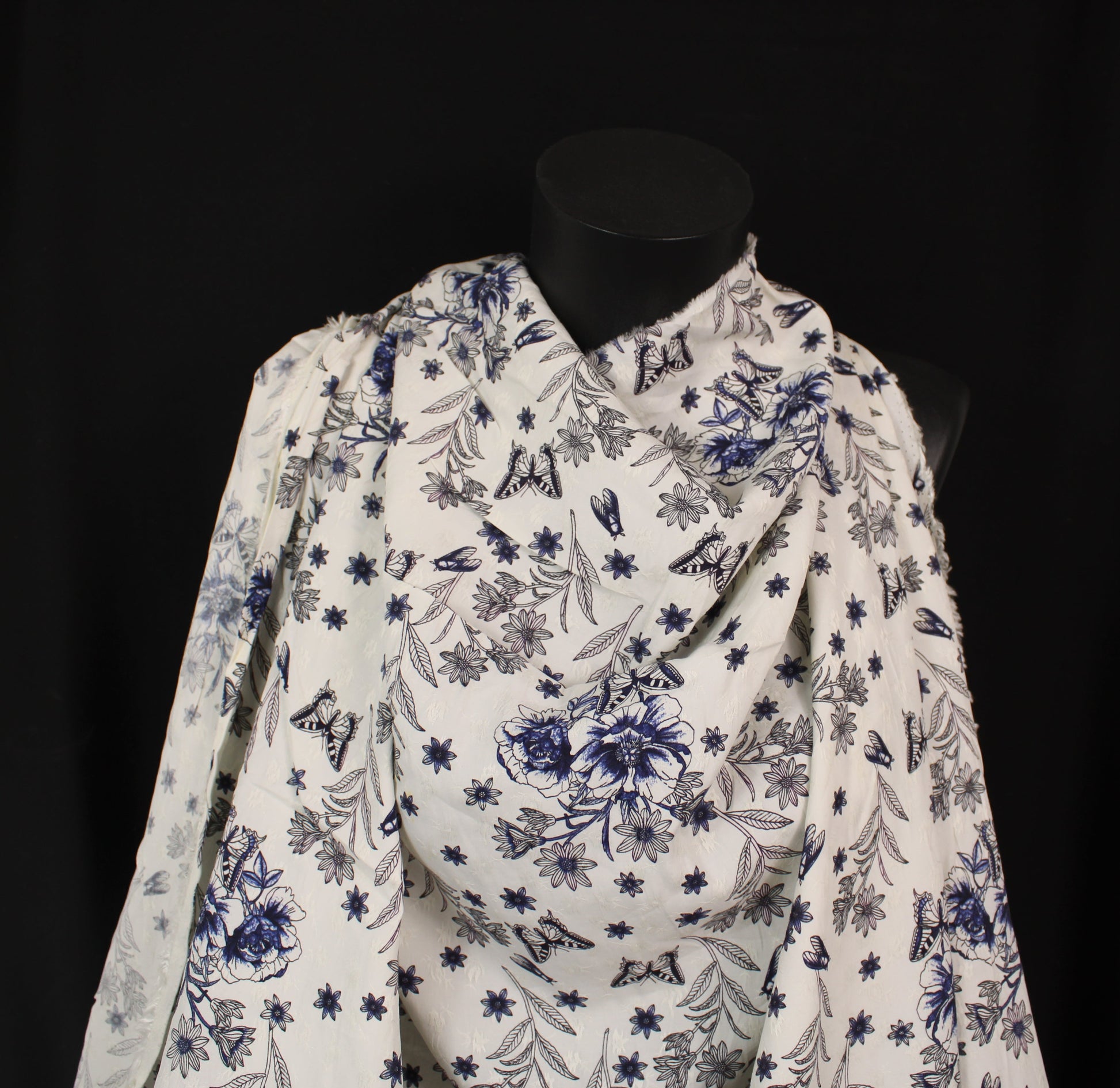 Tissu viscose - imprimé papillon - bleu et blanc - photo 4/4 | So Tissus