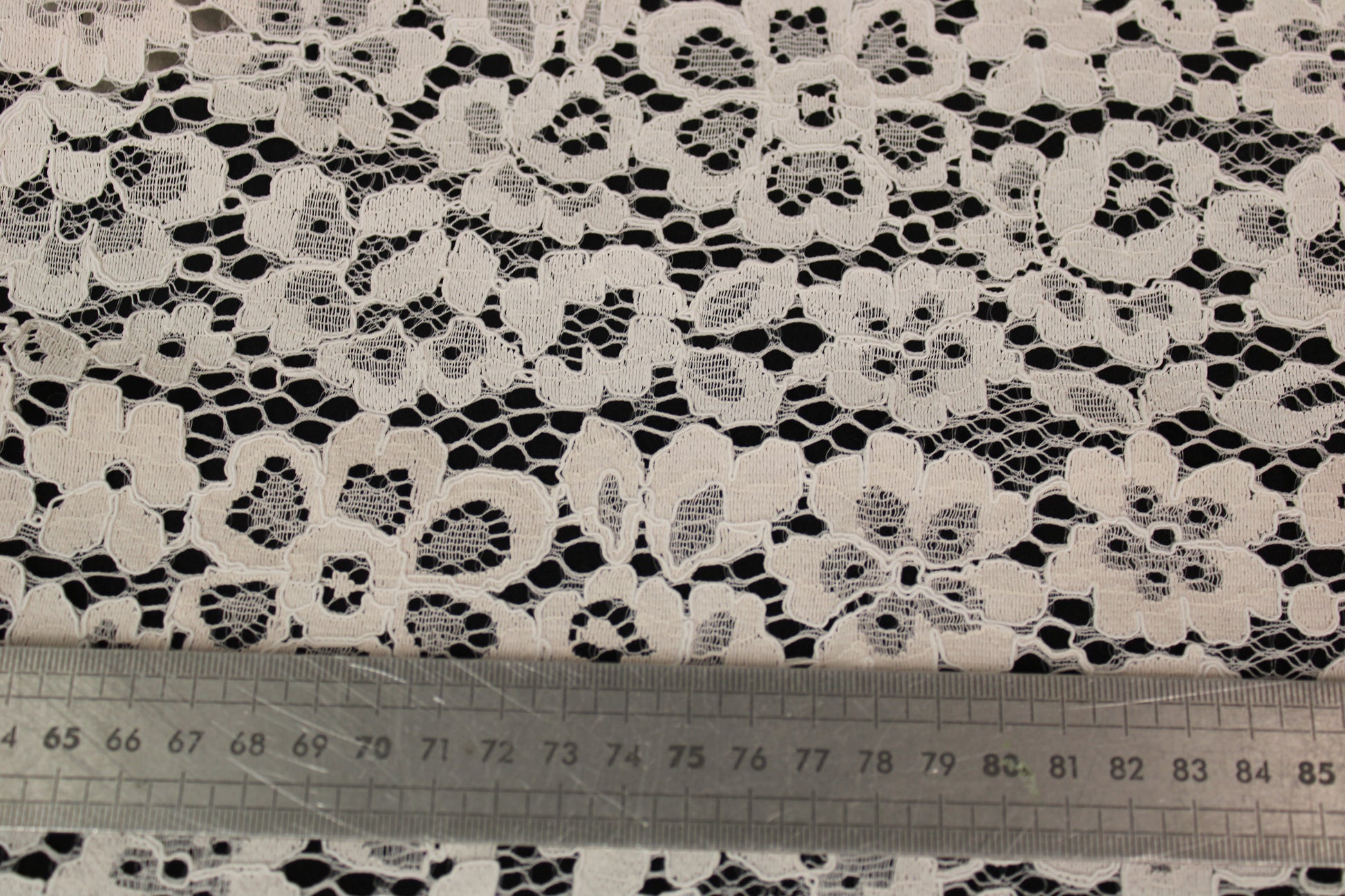Tissu dentelle fleuri - écru - photo 5/5 | So Tissus