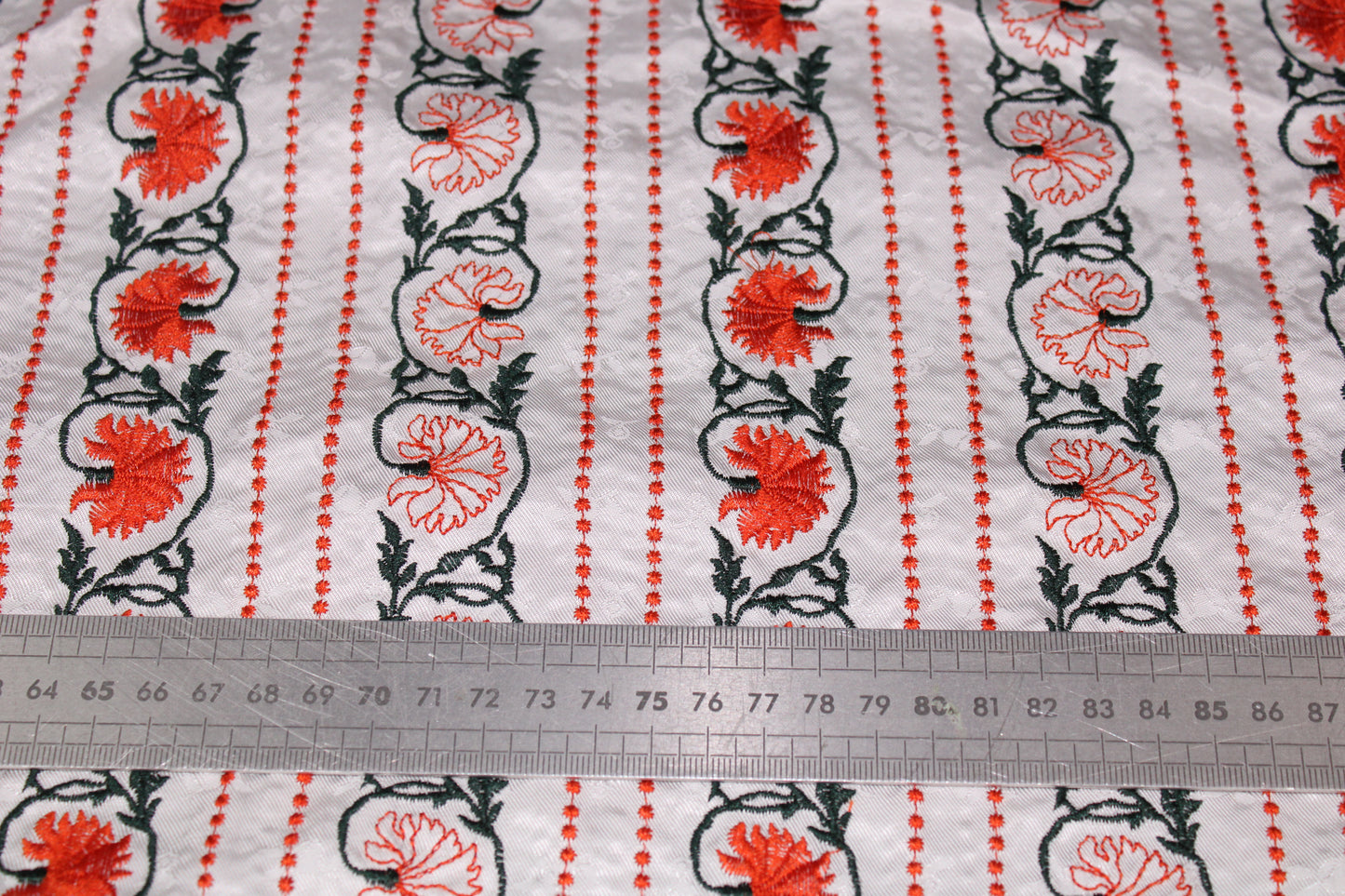 Tissu broderie - motif florale - orange et vert - photo 5/5 | So Tissus