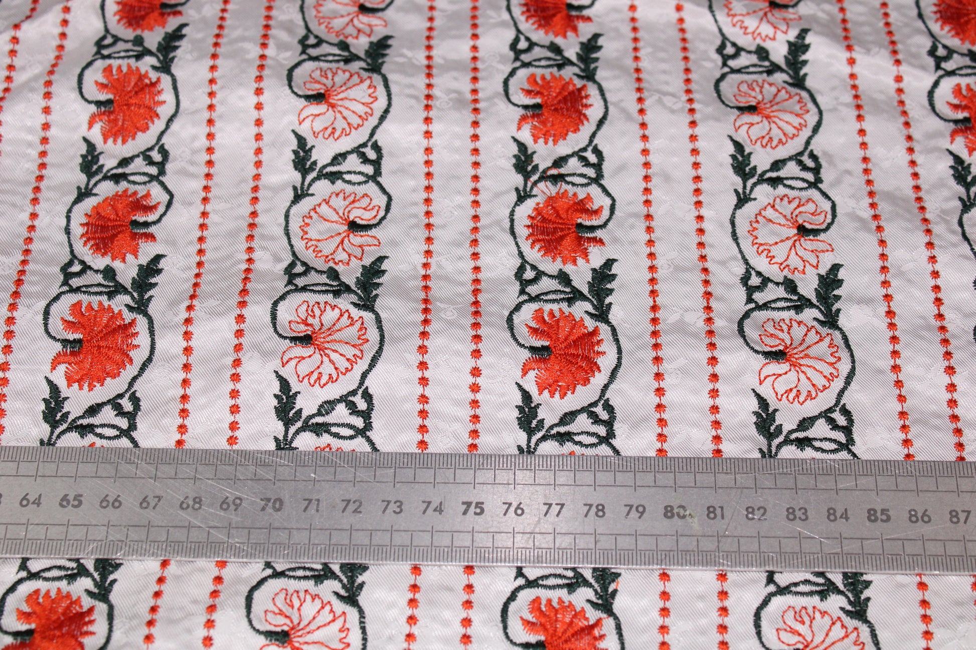 Tissu broderie - motif florale - orange et vert - photo 5/5 | So Tissus