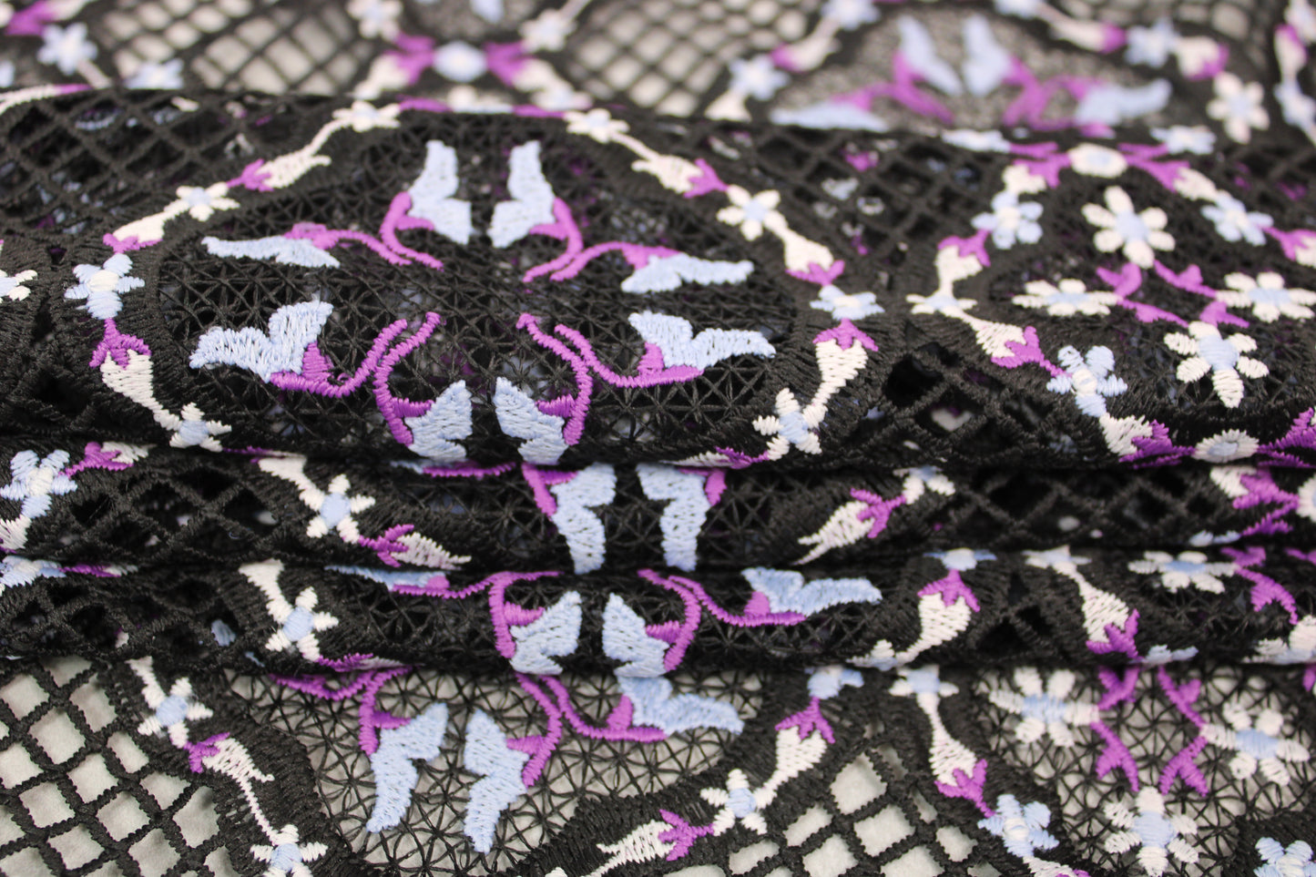 Tissu guipure - noir - motif floral - violet et bleu - photo 2/5 | So Tissus