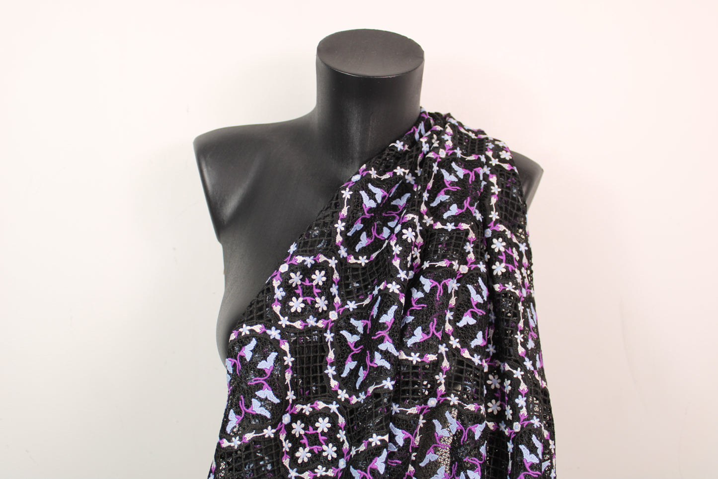 Tissu guipure - noir - motif floral - violet et bleu - photo 3/5 | So Tissus