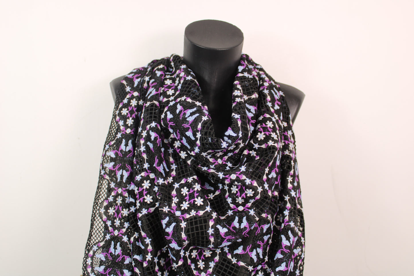 Tissu guipure - noir - motif floral - violet et bleu - photo 4/5 | So Tissus