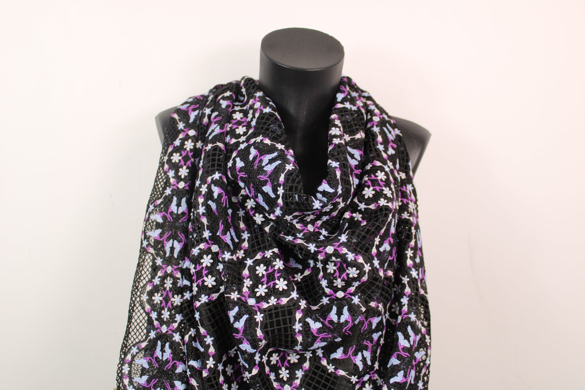 Tissu guipure - noir - motif floral - violet et bleu - photo 4/5 | So Tissus