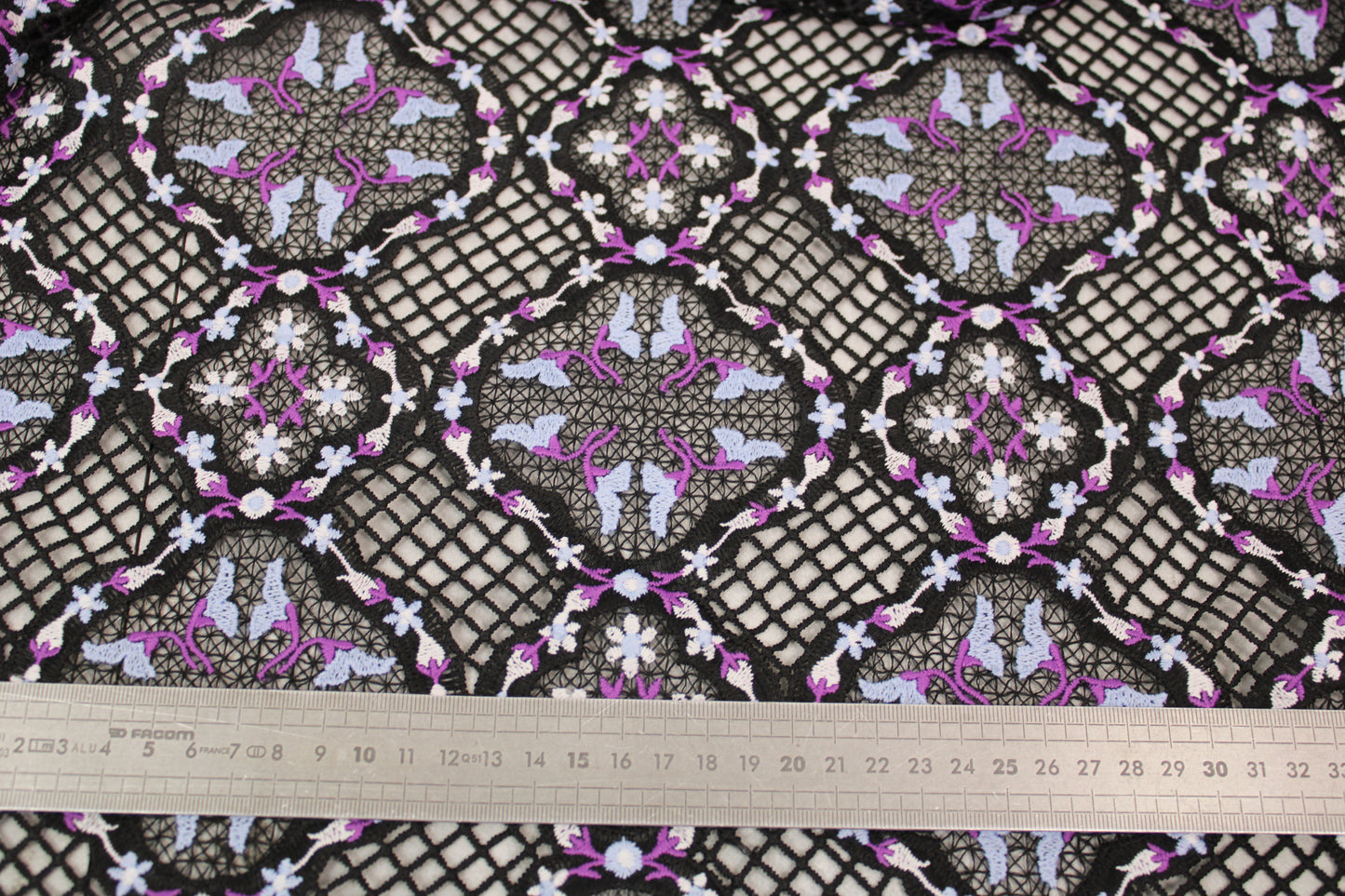Tissu guipure - noir - motif floral - violet et bleu - photo 5/5 | So Tissus