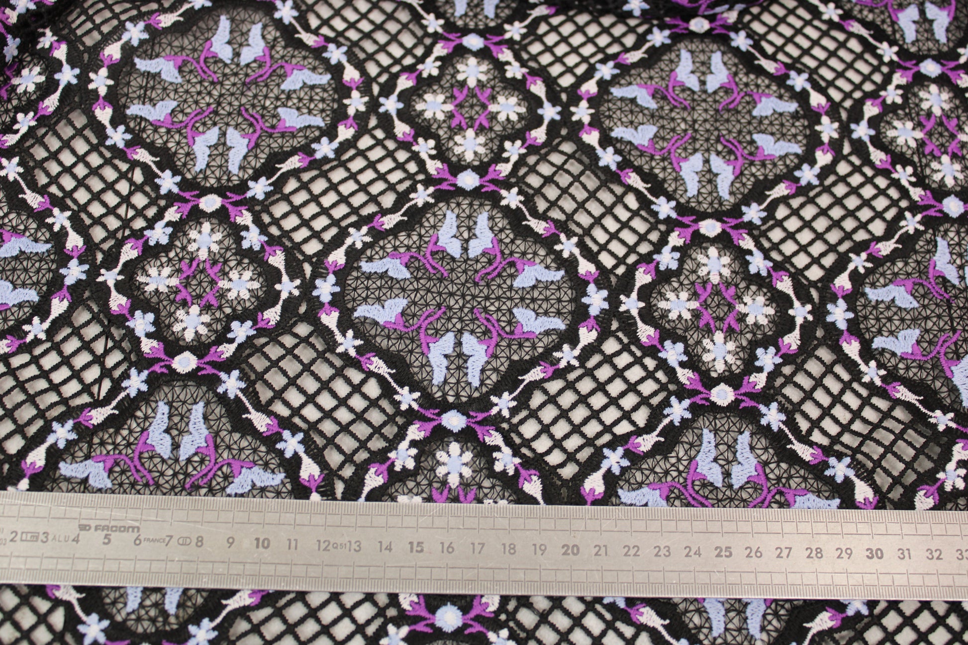 Tissu guipure - noir - motif floral - violet et bleu - photo 5/5 | So Tissus