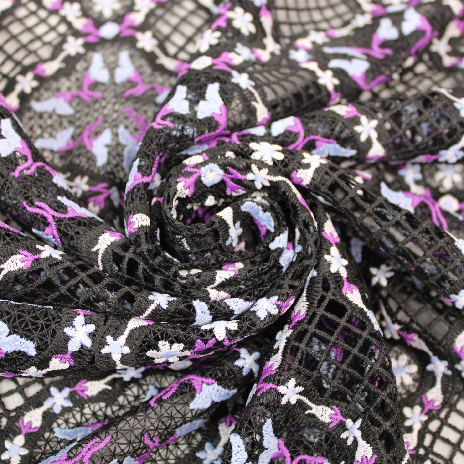 Tissu guipure - noir - motif floral - violet et bleu - photo 1/5 | So Tissus