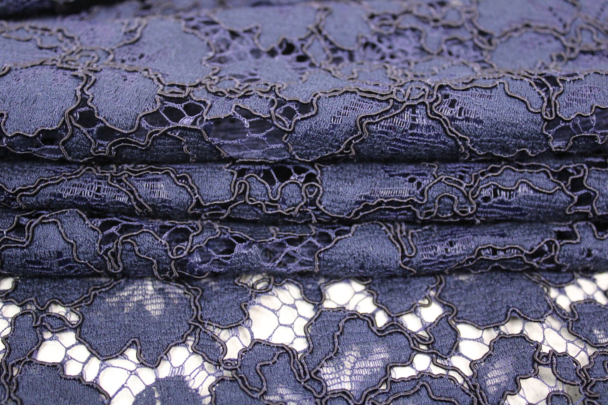 Tissu dentelle fleuri - bleu marine - photo 2/5 | So Tissus