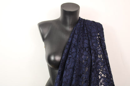 Tissu dentelle fleuri - bleu marine - photo 3/5 | So Tissus