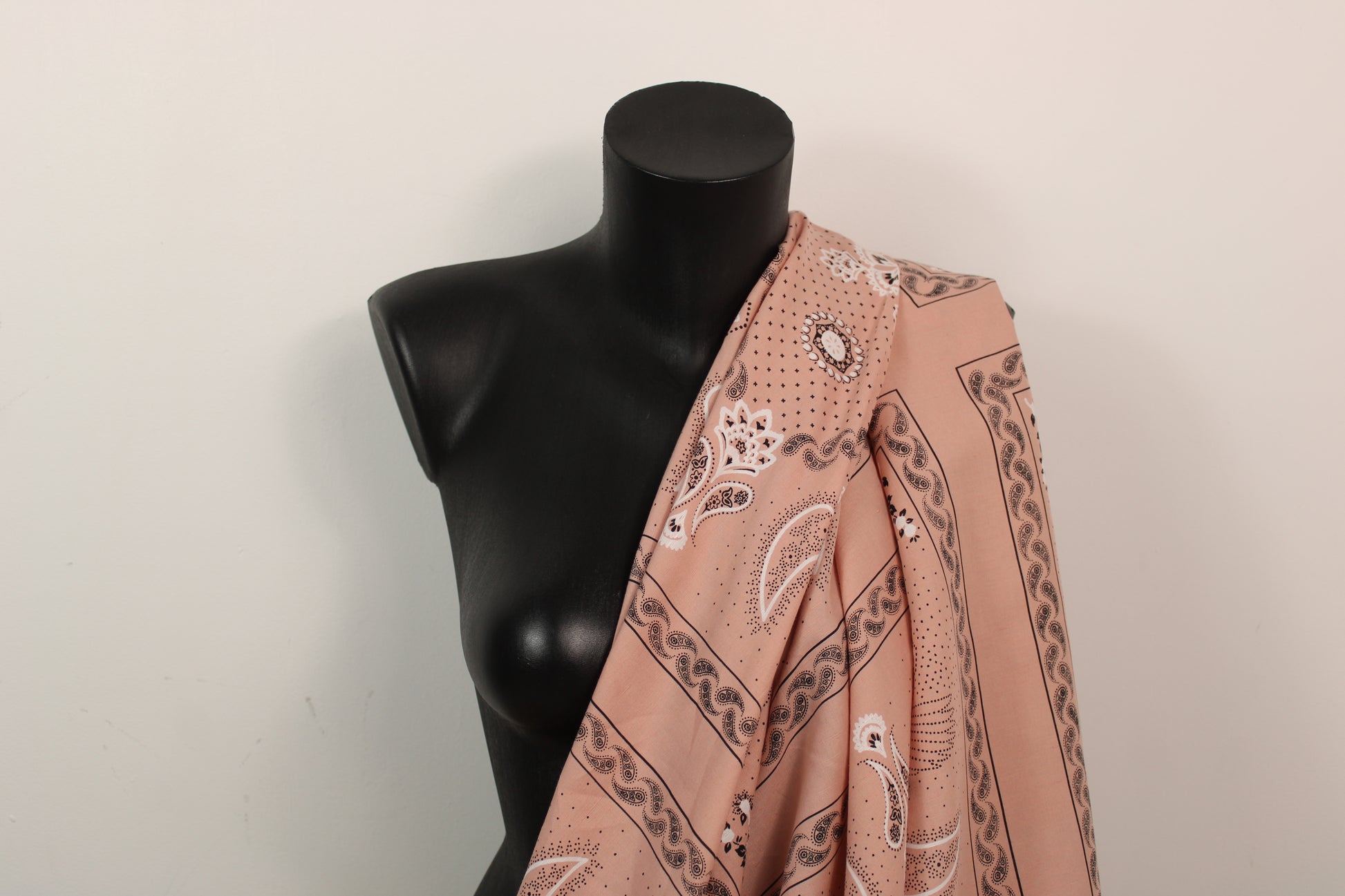 Tissu viscose - imprimé cachemire et fleur - ton rose - photo 3/5 | So Tissus