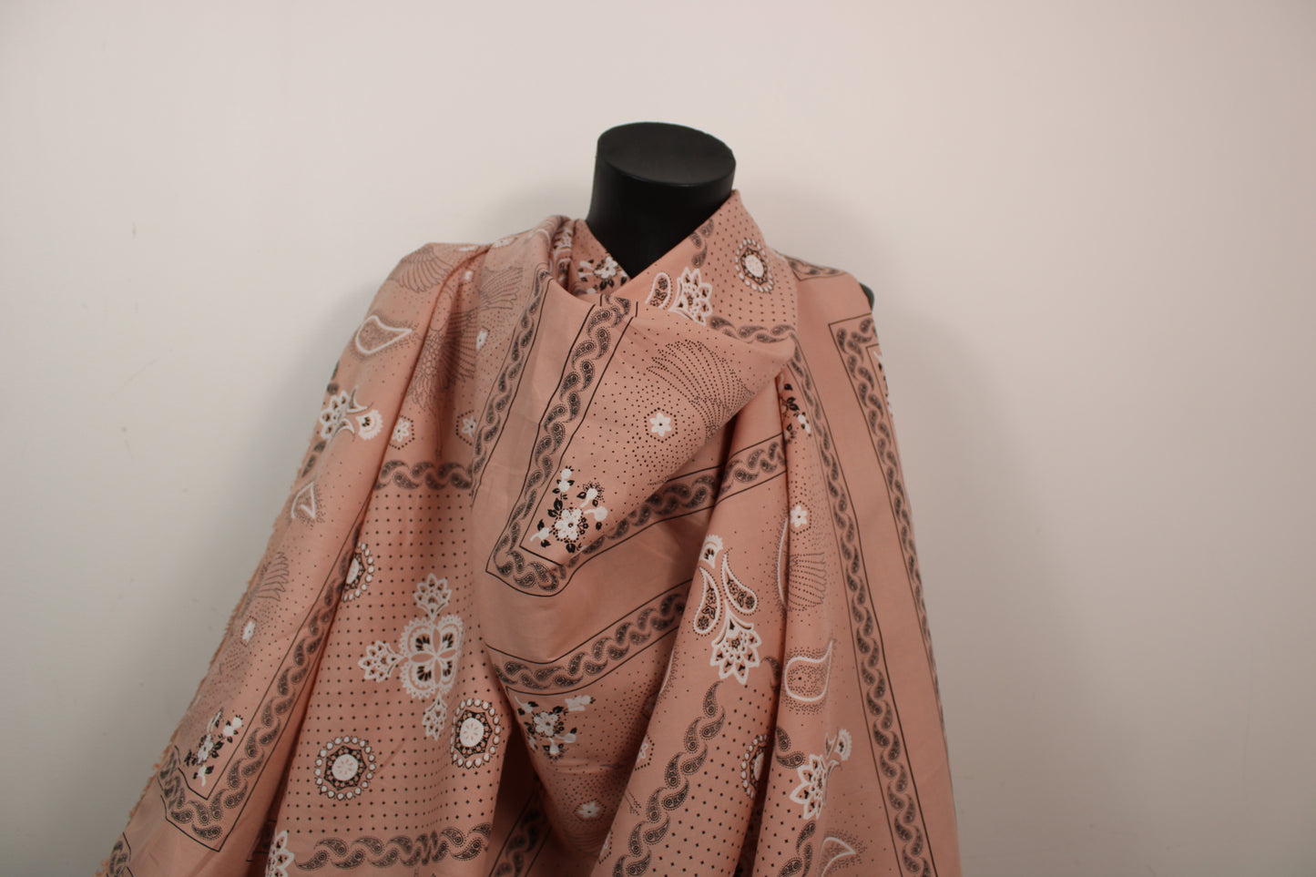 Tissu viscose - imprimé cachemire et fleur - ton rose - photo 4/5 | So Tissus