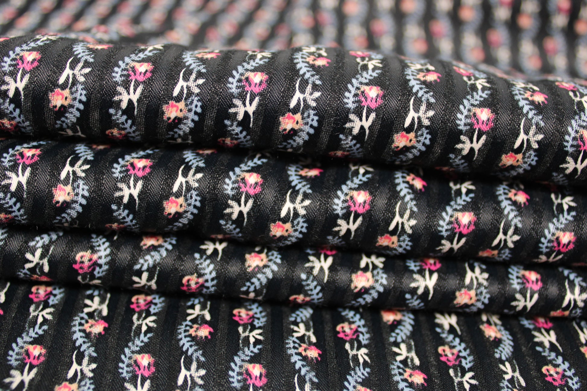 Tissu voile de coton - à rayures - noir - fleuri - ton bleu et rose - photo 2/5 | So Tissus