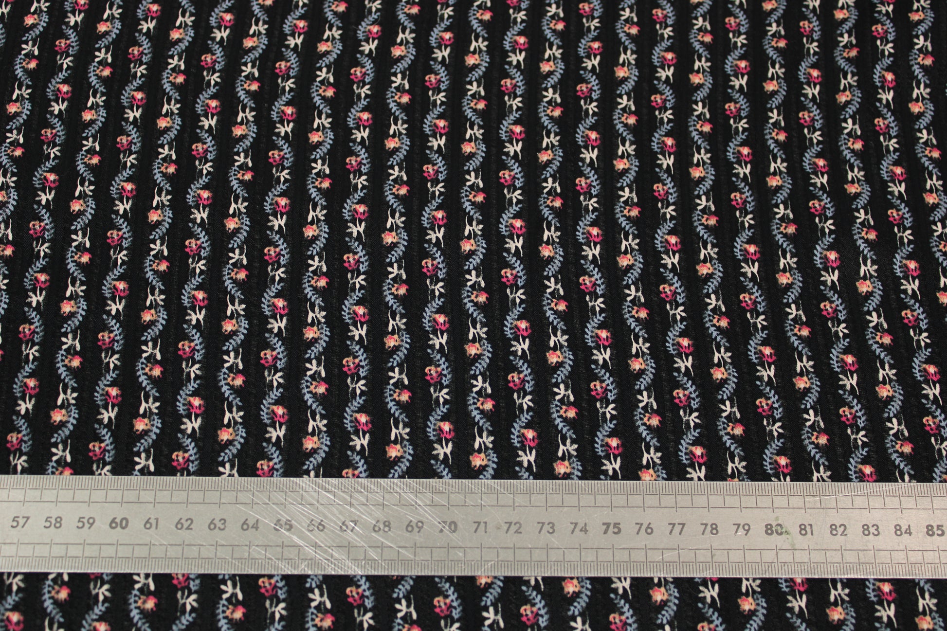 Tissu voile de coton - à rayures - noir - fleuri - ton bleu et rose - photo 5/5 | So Tissus