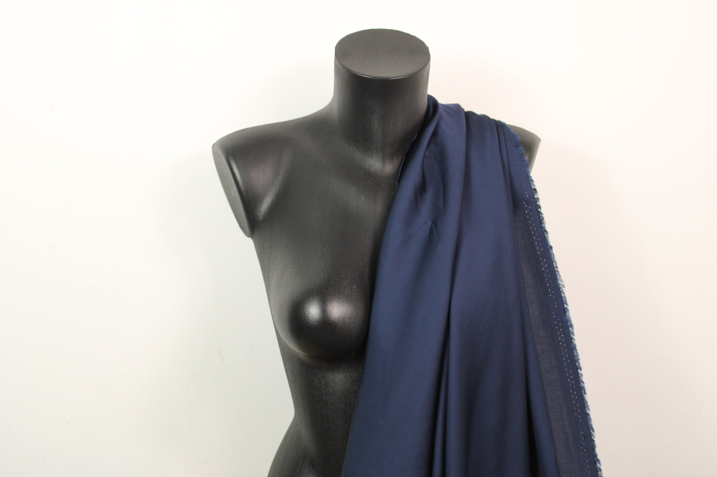 Tissu satin de viscose - bleu nuit - photo 3/4 | So Tissus