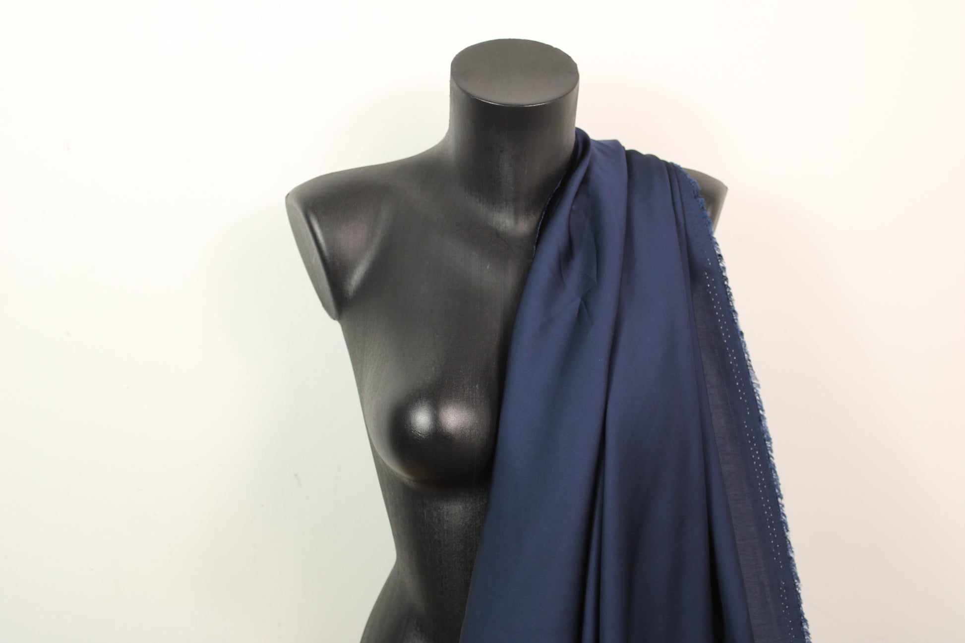 Tissu satin de viscose - bleu nuit - photo 3/4 | So Tissus