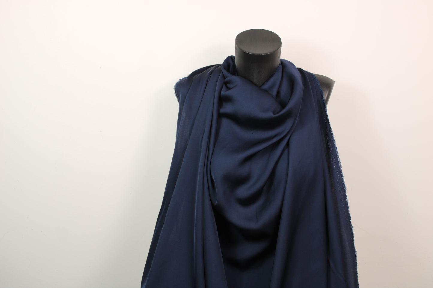 Tissu satin de viscose - bleu nuit - photo 4/4 | So Tissus