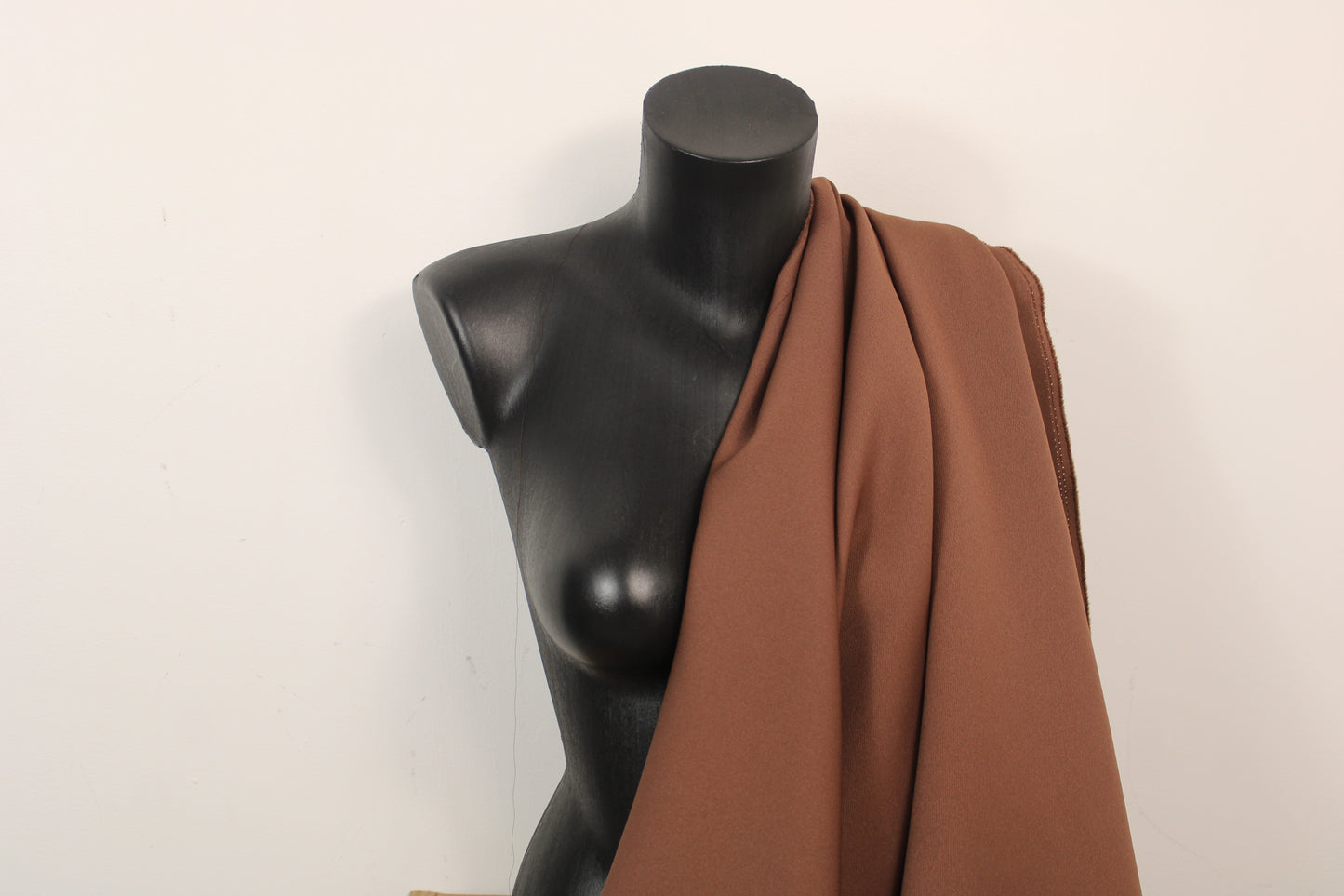 Tissu crêpe twill lourd - marron chocolat - photo 3/4 | So Tissus