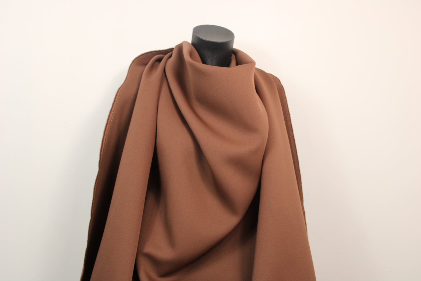 Tissu crêpe twill lourd - marron chocolat - photo 4/4 | So Tissus