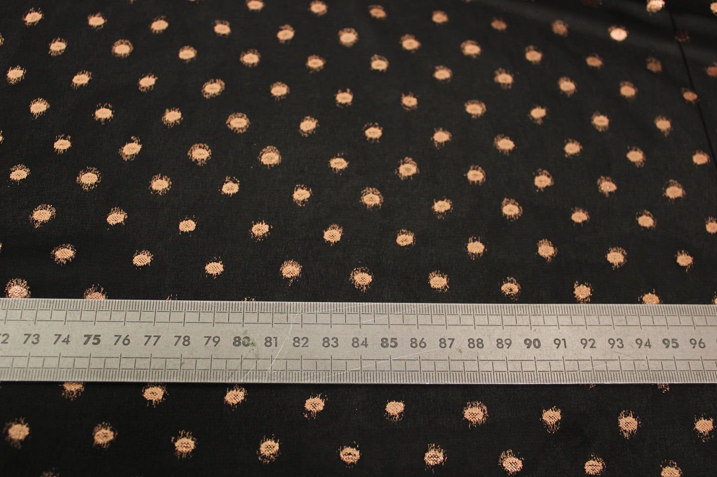 Tissu crêpe georgette  - imprimé tacheté - noir et cuivre - photo 5/6 | So Tissus