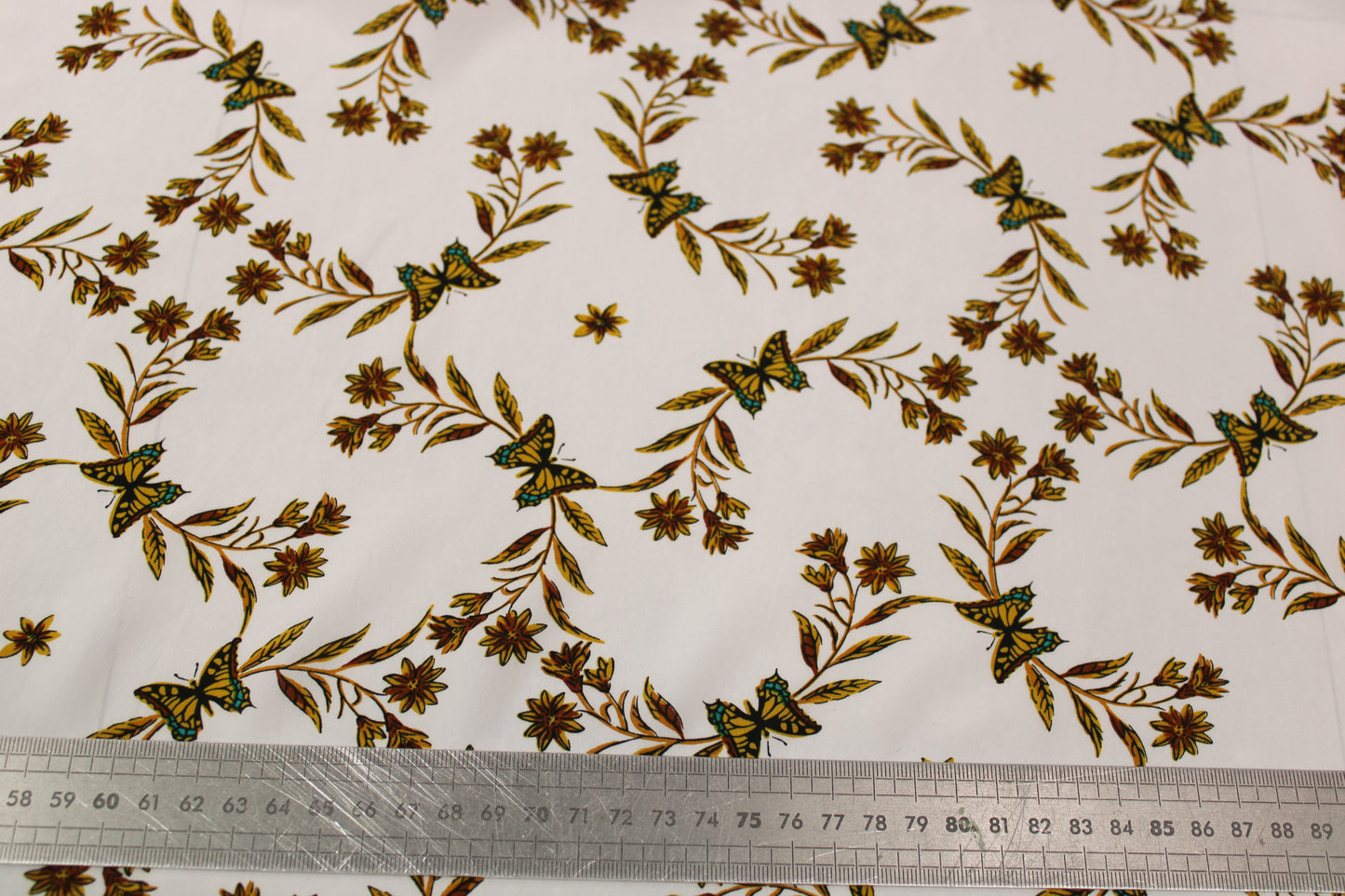 Tissu viscose - imprimé fleurs et papillons - ton blanc - photo 5/5 | So Tissus