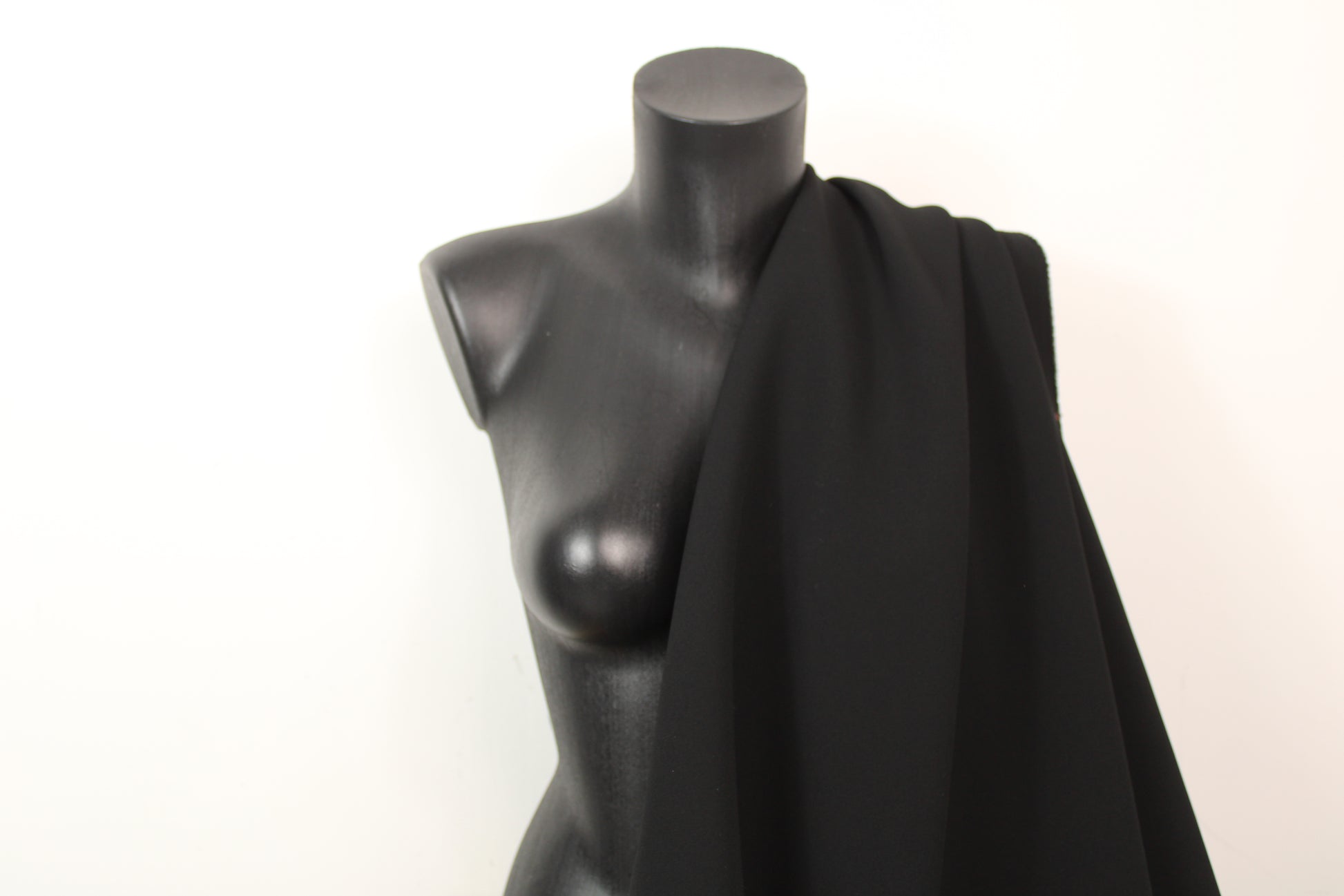 Tissu double crêpe stretch - noir - photo 3/4 | So Tissus